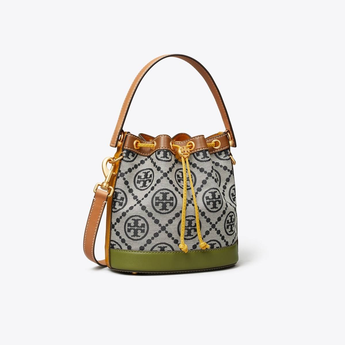 TORY BURCH T MONOGRAM COLORBLOCK JACQUARD BUCKET BAG ไอเท็มใหม่ที่ใครๆก็รอ กระเป๋าบัคเก็ตทรงสวย ที่ยังคงให้ความโดดเด่นด้วยลวดลายเอกลักษณ์ เพิ่มเติมดีไซน์บล็อคสี ตัดกันได้อย่างลงตัว ถักทอบนวัสดุ woven jacquard ลายคมชัด สลับส่วนของหนังแท้ ภายในเป็นช่องโล่งก