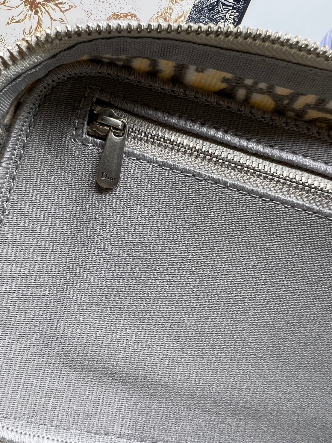 22cm Medium DiorTravel Vanity Case กระเป๋าใส่เครื่องสำอางใบกลาง จุของได้เยอะ มาพร้อมกับลวดลาย Oblique ปักอย่างประณีตและประดับด้วยสัญลักษณ์ Christian Dior Paris มาพร้อมสายสะพายและหูจับในตัว