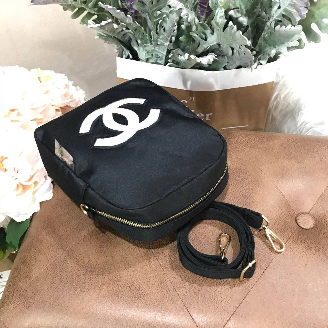 Chanel Shoulder Bag Gift With Purchase (GWP) กระเป๋าสะพายพรีเมี่ยมเเท้จาก Chanel Cosmetic Counter วัสดุ Nylon&Polyester 100% สีดำด้านหน้าประดับโลโก้แบรนด์สีขาววิ้งๆสวยหรูดูดี เปิดปิดด้วยซิป หัวซิปแบรนด์อะไหล่ทอง ซับในสกรีนโลโก้ ภายในมี1ช่องซิป กว้างและจุส