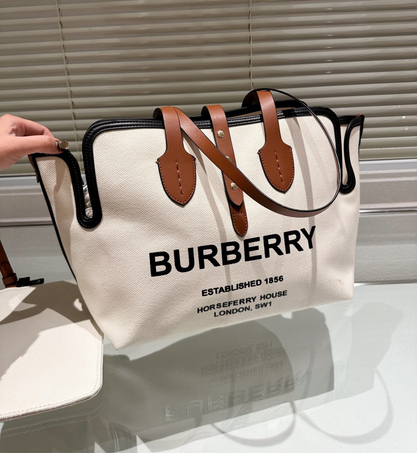 BURBERRY FRAGRANCES TOTE BAG พร้อมส่งรุ่นใหม่!! BURBERRY LARGE LONDON TOTE BAG IN WHITE / Burberry Canvas Logo Tote Bag กระเป๋าสะพายไหล่ทรงช้อปปิ้ง ทรงคลาสสิค ฮิตตลอดกาล