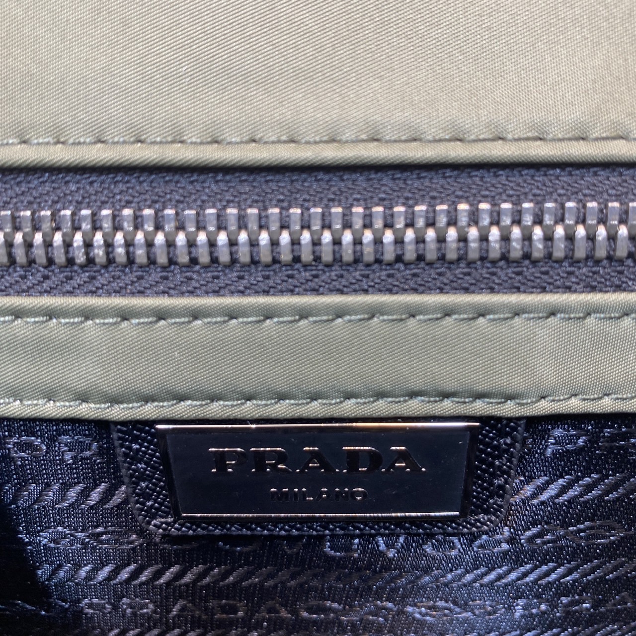 PRADA Re-Nylon and Saffiano leather shoulder bag / PRADA Messenger Bag กระเป๋าสะพายทรงเหลี่ยม คอมพลีทครีเอทลุคหล่อเท่ เกรดออริ 1:1 ใช้งานต่างประเทศได้