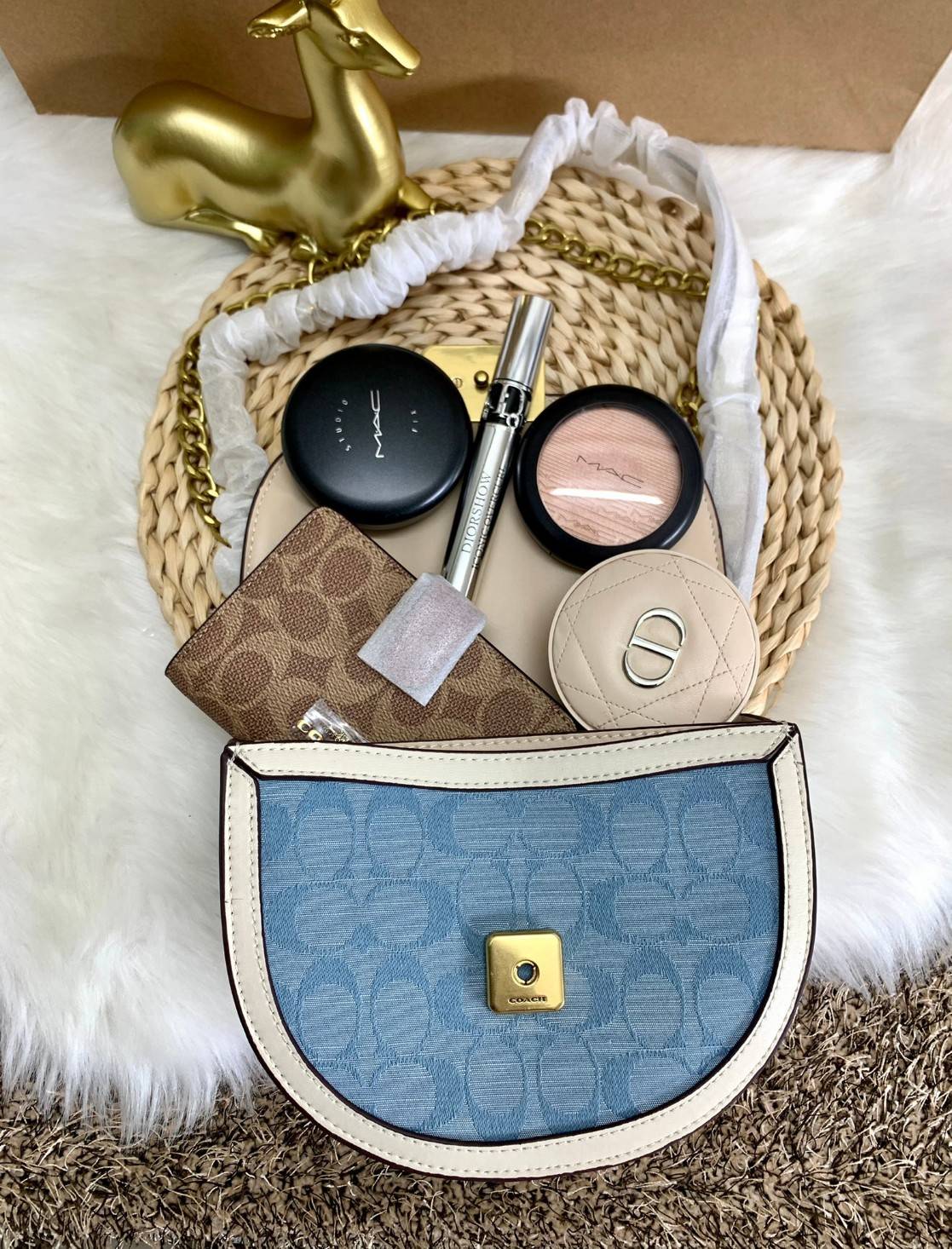 COACH ALIE SADDLE BAG IN SIGNATURE JACQUARD (C4694//C3464) New item!! กระเป๋าสะพายทรง saddle ดีไซน์วินเทจย้อนยุค แฝงความหรูในตัวด้วยอะไหล่สีทองเหลือง โดดเด่นไม่ซ้ำใครแน่นอน วัสดุผ้า jacquard สลับหนังแท้ ภายในเป็นช่องโล่ง มาพร้อมสายสะพายครอสบอดี้ ที่สามารถ