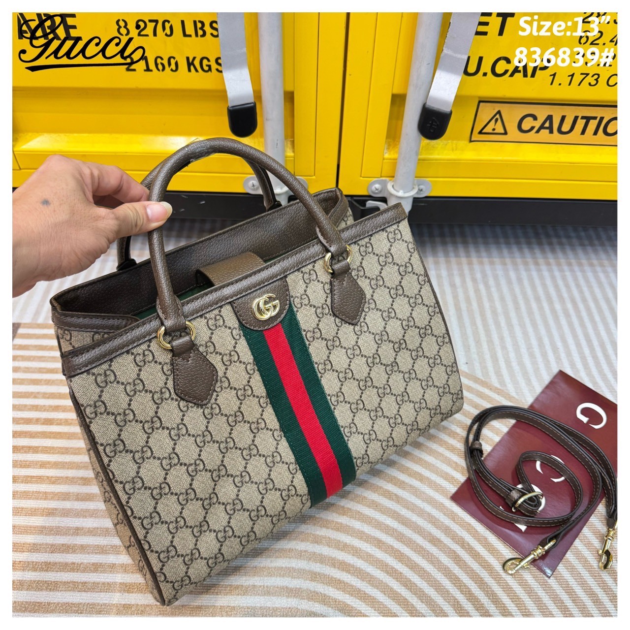 GUCCI Ophidia tote bag กระเป๋าสะพายทรงโท้ท คอลสุดคลาสสิก ใบใหญ่กำลังดี จุคุ้ม โดดเด่นด้วยลวดลายคลาสสิคเอกลักษณ์ วัสดุหนังแคนวาส ภายในโล่งกว้างมาก