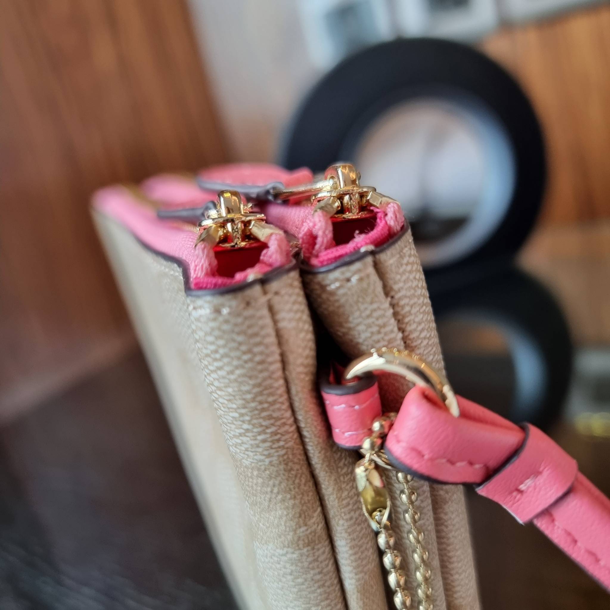 COACH F54057 DOUBLE ZIP WALLET IN SIGNATURE กระเป๋าคล้องมือ size L ใบนี้ใส่มือถือได้ทุกรุ่น ขนาดกำลังดี พกพาสะดวกมากๆ วัสดุหนังสังเคราะห์ ภายในเป็นผ้าสีสวยคม ใส่ธนบัตร ใส่บัตรได้เยอะ ใส่มือถือได้สบายๆทุกรุ่น ตอบโจทย์สาวๆที่ไม่ชอบพกเยอะวุ่นวายจ้า ใบนี้เอาอ