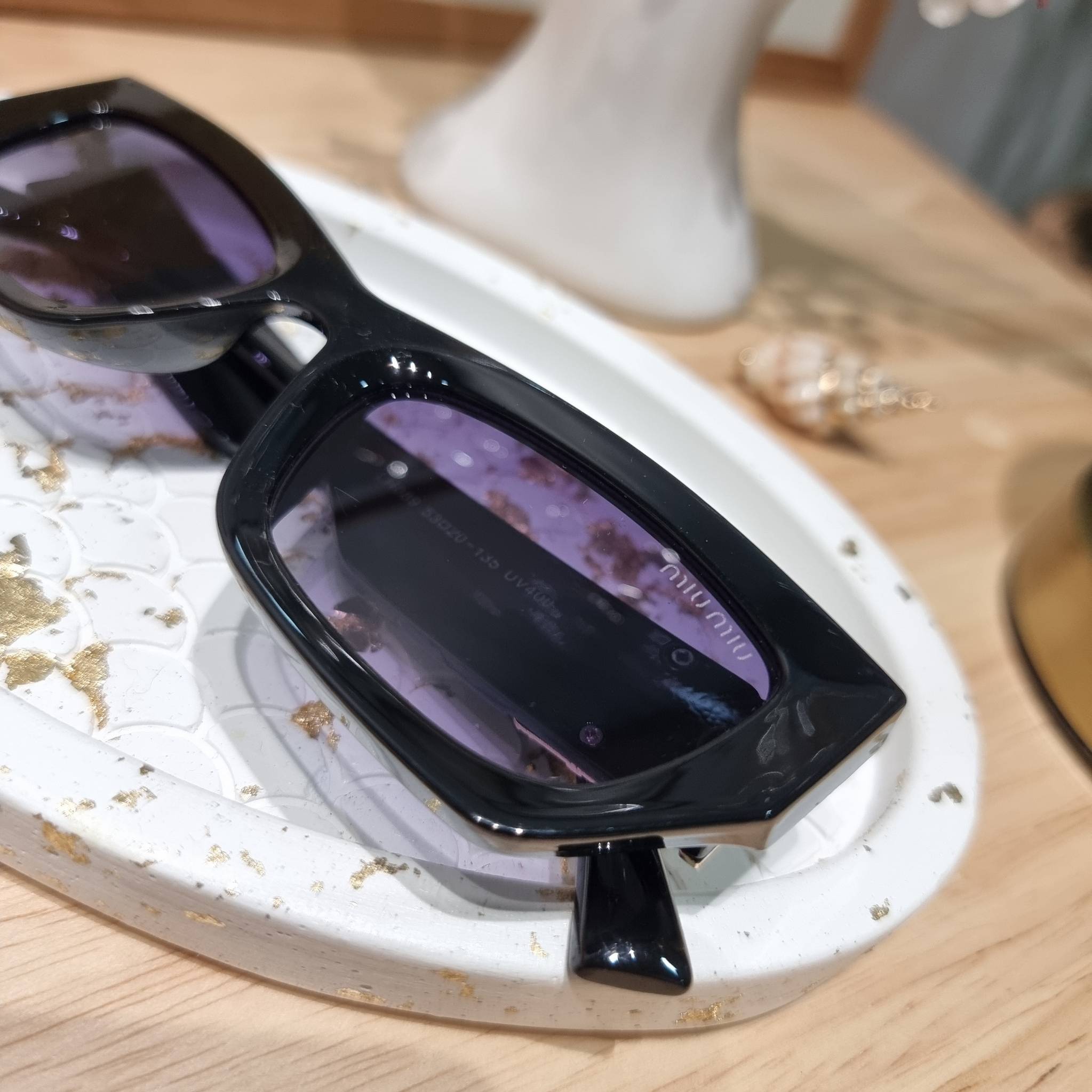 MIU MIU Sunglasses UV protection มาพร้อมอุปกรณ์ครบเซ็ท สวยปัง สวยตะโกน มีพกติดตัวไว้ไม่ตกเทรนด์ ใส่เสริมโหงวเฮ้ง ดูผู้ดี ใช้ได้ทุกโอกาส ทุกสถานการณ์ ใส่ที่บ้านถนอมสายตา ใส่ออกข้างนอกกันแดด กันลม กันฝุ่นก็มั่น ก็เลิศทั้งหมด