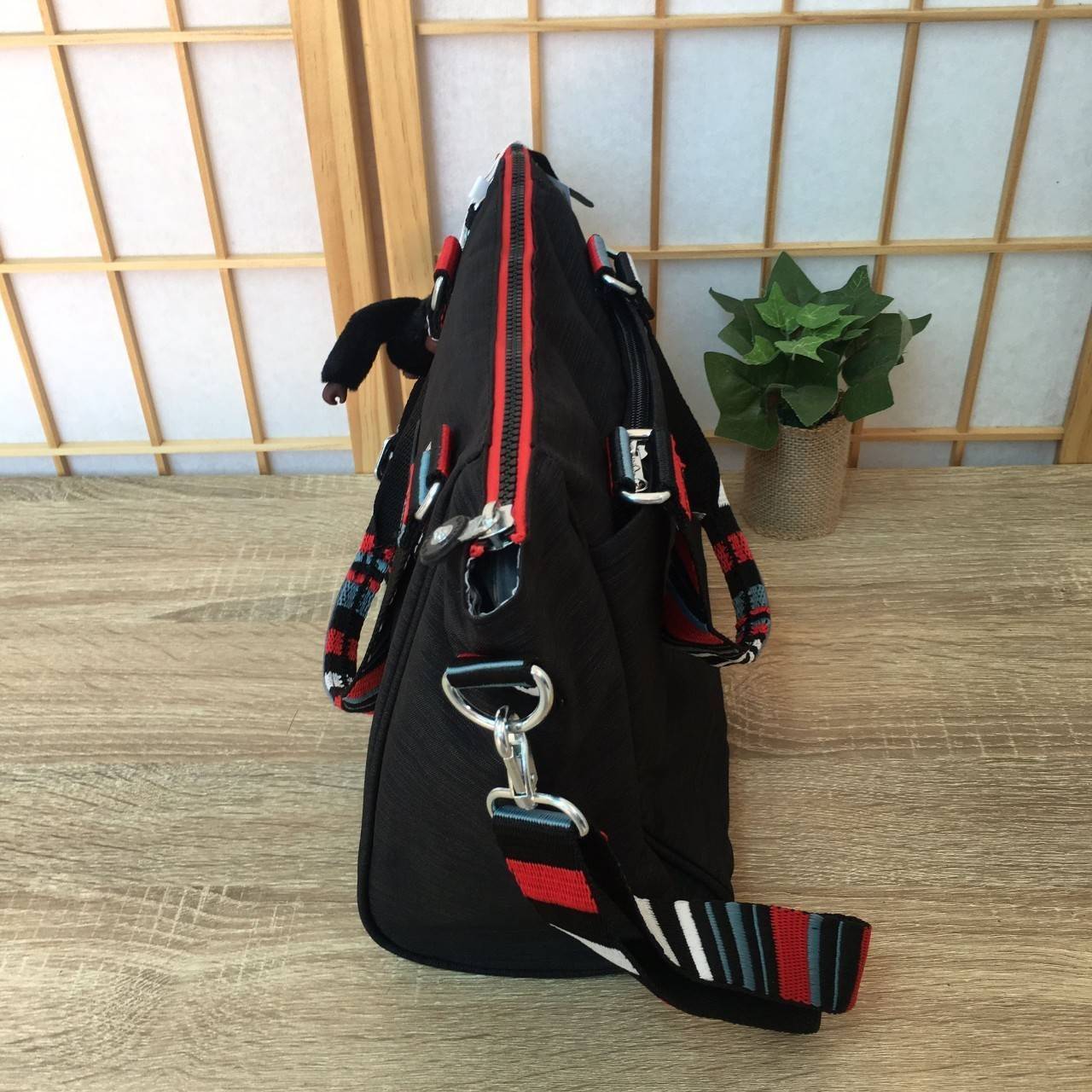 KIPLING AMIEL K15371 กระเป๋าถือ/สะพาย KIPLING รุ่นขายดีมาแล้วค่า มาพร้อมพวงกุญเเจที่เป็นเอกลักษณ์ของเเบรนด์ เปิดปิดด้วยซิป มีสายยาว ถอดสายและปรับความยาวได้ น้ำหนักเบา ทำความสะอาดง่าย ช่องด้านในมีสายเกี่ยวกุญแจ ช่องซิปเล็กด้านใน แนะนำควรมีเลยติดตู้ไว้เลยค่