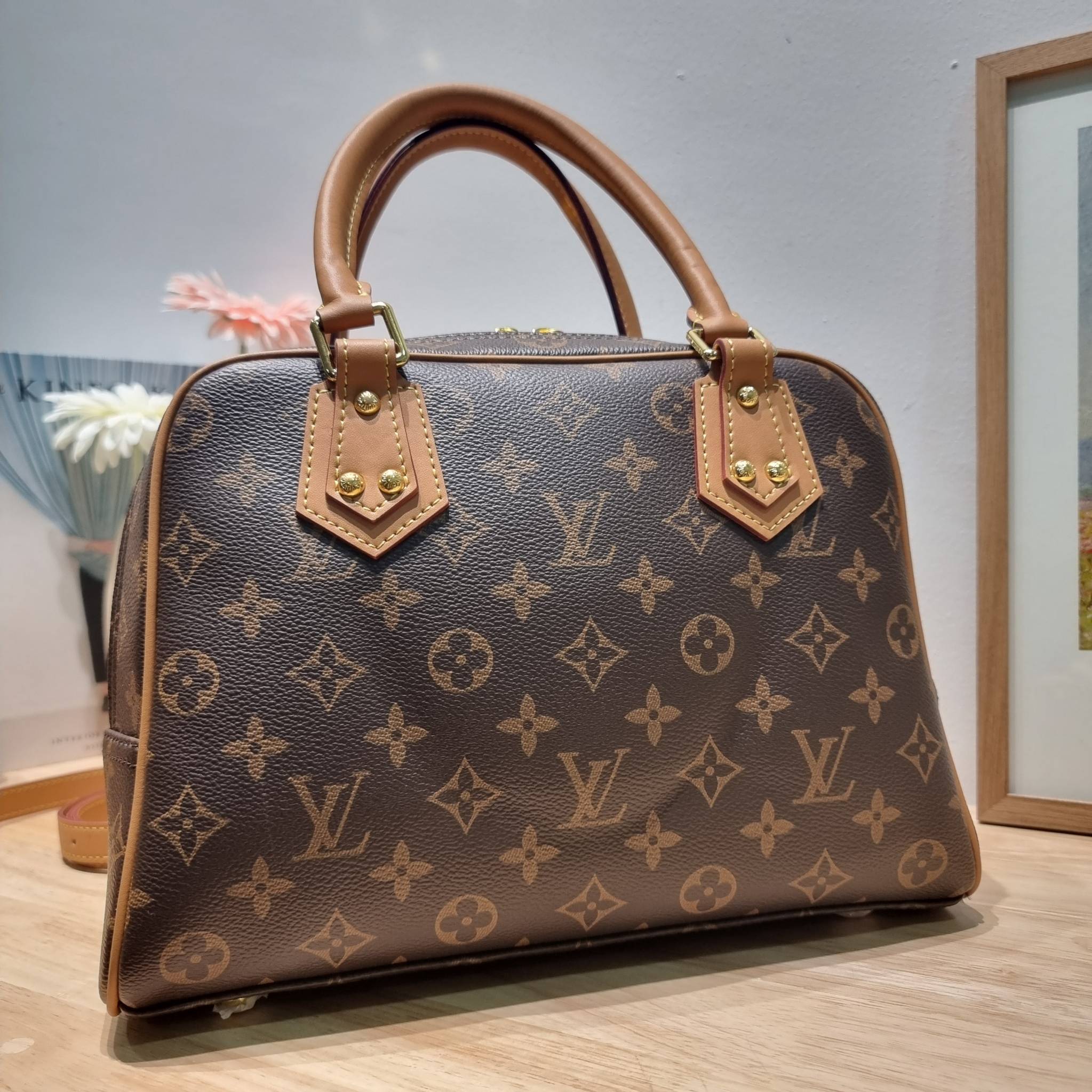 LV Manhattan Pm Monogram Handbag / LV MANHATTAN HANDBAG กระเป๋าถือทรงผู้ดี คลาสสิค สวยหรู ไซส์กำลังสวย ราคาแสนดี ดีไซน์ตกแต่งกระเป๋าเล็กด้านหน้า ใส่ของจุกจิกได้