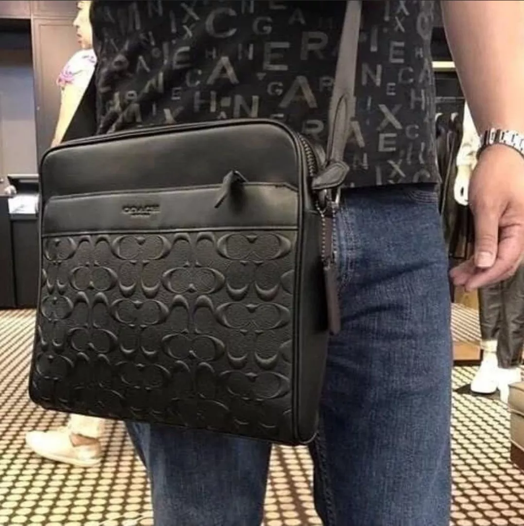 COACH F28455 CHARLES CAMERA BAG IN SIGNATURE LEATHER รุ่นสุดฮิตที่หนุ่มๆเค้ารู้กัน กับกระเป๋าสะพายข้างทรงแมสเซนเจอร์ ที่อัพเลเวลความหรูด้ายลายปั๊มซิกเนเจอร์นูน บนวัสดุหนัง crossgrain ตัดสลับด้วยหนังแท้ สัมผัสดีทั้งใบ มีช่องซิปให้ด้านหน้า และช่องย่อยด้านหล