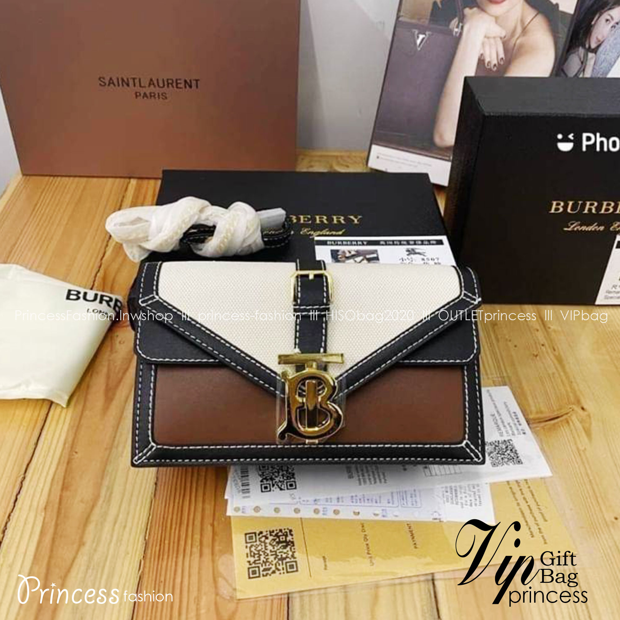 BURBERRY Mini Two-tone Canvas and Leather TB Bag / BURBERRY FRAGRANCES CROSSBODY WITH CHAIN วัสดุ Canvas & Leather ทรงเหลี่ยมสวยหรูอยู่ทรงมีโลโก้แบรนด์ด้านหน้า พร้อมสายสะพายโซ่อะไหล่ทอง