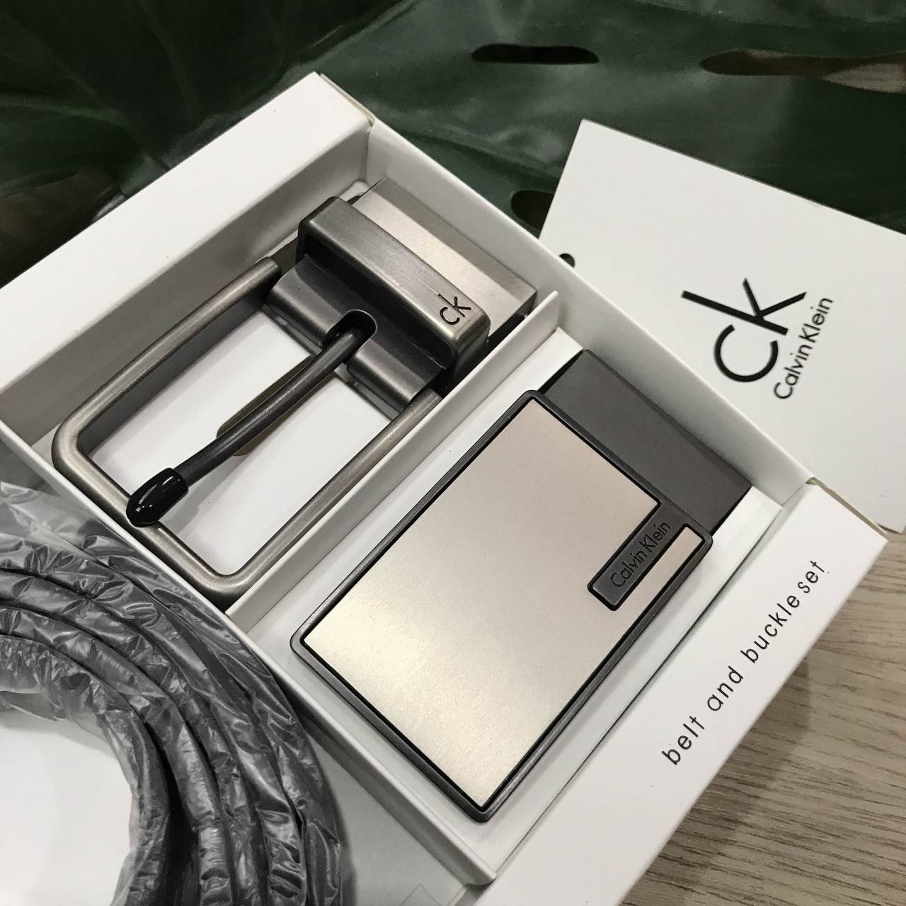 ห้ามพลาด! เซทสุดคุ้ม! ซื้อ1ได้ถึง2! CALVIN KLEIN REAL LEATHER BELT VALUE PACK Limited Edition เข็มขัดหนังแท้ พร้อมหัวเข็มขัด2แบบคุณภาพดีตามแบบฉบับของแบรนด์ สายเข็มขัดสามารถกลับด้านใช้ได้ทั้งสีดำและสีน้ำตาลเหมือนมี2เส้น2หัวสลับใช้ได้ไม่จำเจ มาพร้อมถุงกระดา