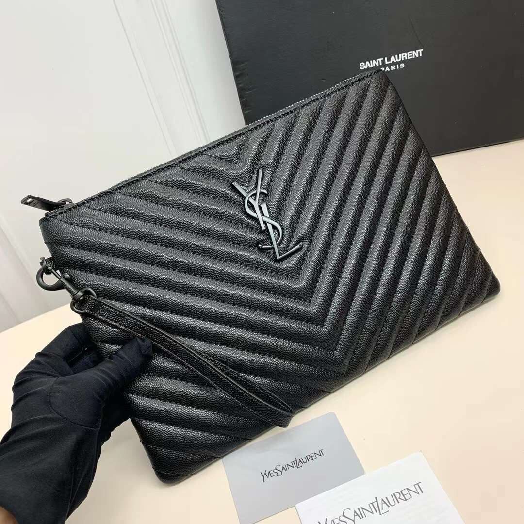 YSL Clutch Pouch in Matelasse Leather Bag กระเป๋าทรงคลัช/ทรงพอชสุดชิค ดีไซน์เรียบหรู โดดเด่นด้วยโลโก้ด้านหน้า เพิ่มดีเทลความผู้ดี พกพาง่าย ใช้งานสะดวกพร้อมสายคล้องมือ