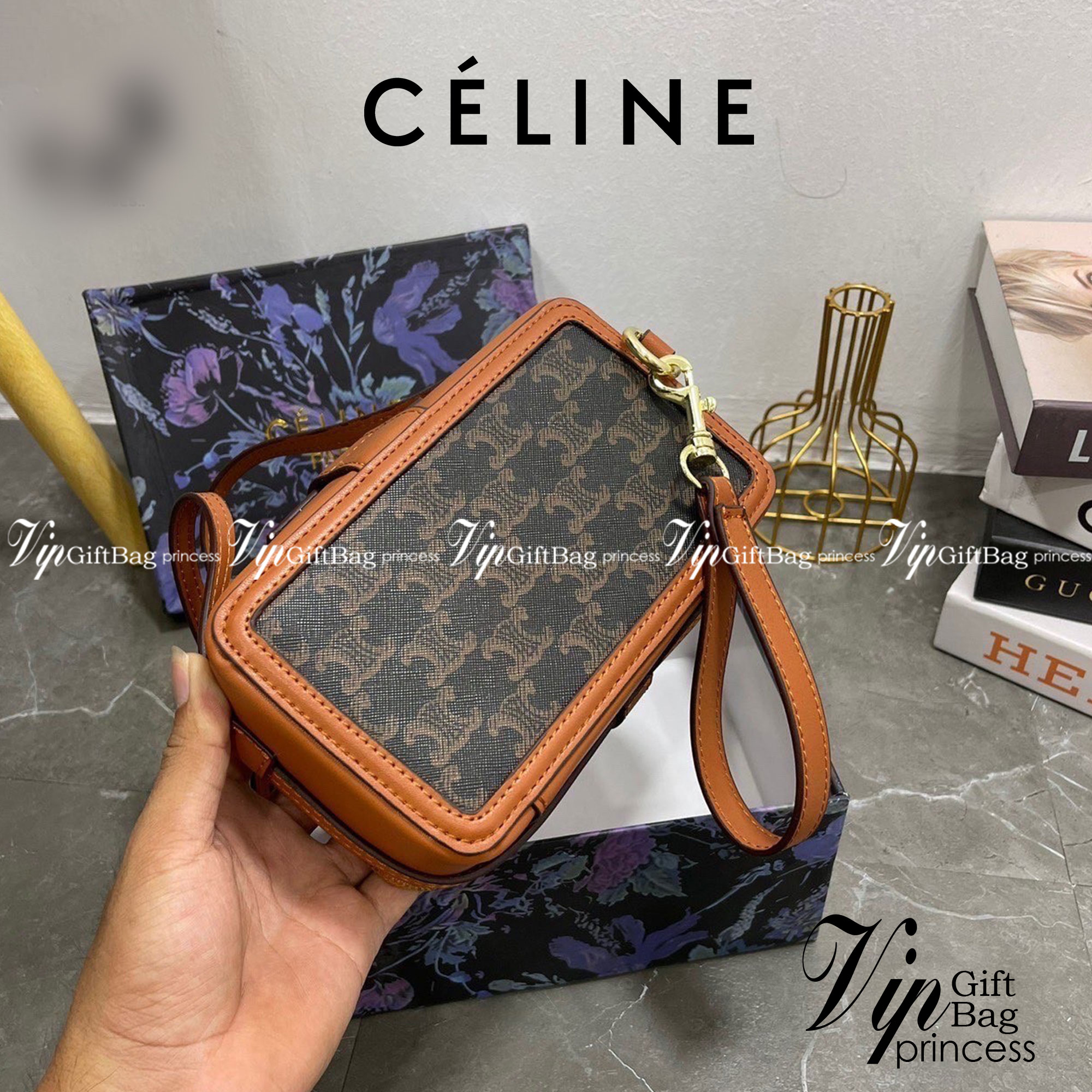 CELINE Phone Pouch With Flap In Triomphe Canvas / Celine Triomphe Pouch Crossbody Bag กระเป๋าใส่โทรศัพท์ซีลีนพร้อมส่ง ในวันที่ต้องการความคล่องตัว เราสามารถหยิบกระเป๋าใส่โทรศัพท์ประเภทนี้เพื่อใส่เพียงแค่โทรศัพท์ เงิน และของสำคัญชิ้นเล็ก ๆ ได้เลย โดยไม่ต้อง
