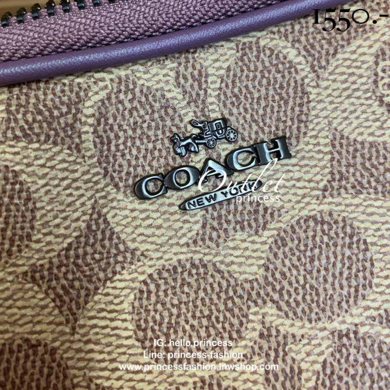 COACH CROSSBODY CLUTCH IN SIGNATURE BAG 💋รุ่นฮิต+สีหายากค่ะ!! กระเป๋าสะพาย+คล้องมือได้ วัสดุหนังแท้ผสมpvcค่ะ มีช่องซิปคู่ ภายในช่องใส่มือถือได้ทุกรุ่น;กระเป๋าเงินใบสั้นได้ ใส่ของจำเป็นสาวๆได้ครบค่ะ มีช่องเสียบบัตร2ช่อง และช่องโล่งให้ใส่ของจุกจิกค่