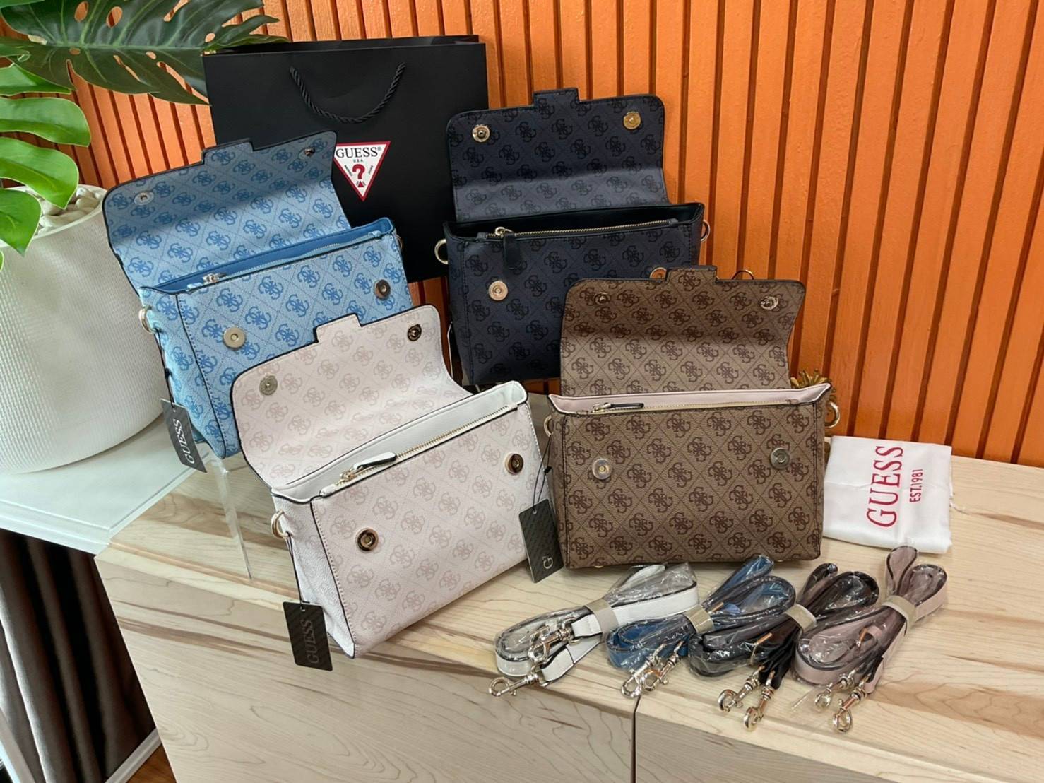 ราคาปังปิ๊นาศ (!!) มากแม่ 💕 GUESS Candace Top Handle Flap Bag กระเป๋าสะพาย Crossbody / คล้องแขน ถือออกงานได้ ทรงน่ารัก จากแบรนด์ GUESS สวยอยู่ทรง ขนาดกำลังดี น้ำหนักเบา ด้านหน้ามีโลโก้แบรนด์อะไหล่ทอง มีอะไหล่โซ่ห้อยด้านหน้าสามารถคล้องแขนและถือได้ 
