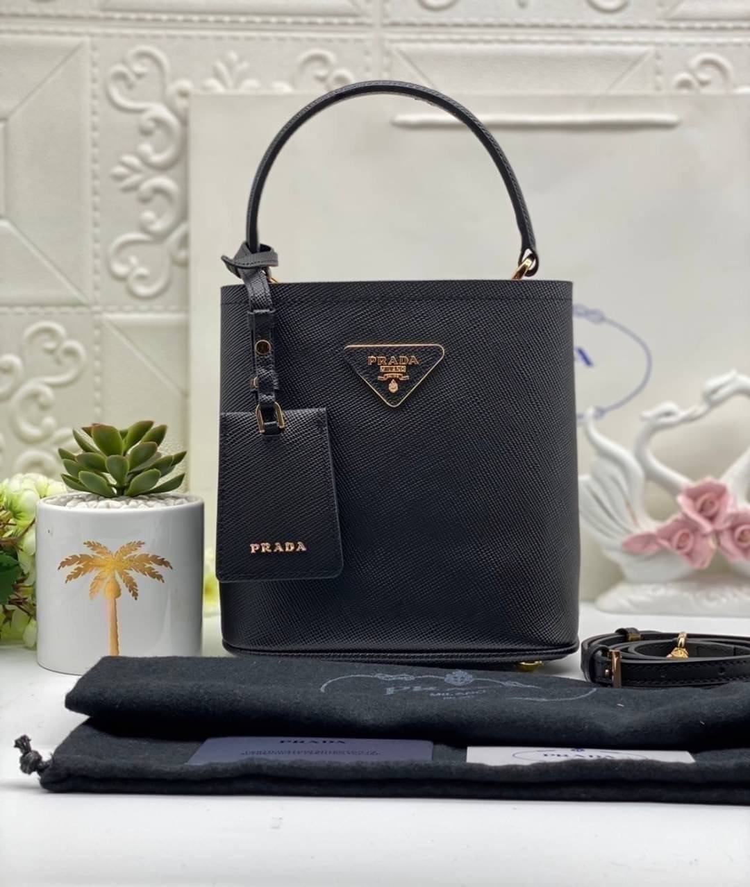 Prada Panier Saffiano Leather Bag / PRADA Saffiano Bucket Bag กระเป๋าสะพายทรง bucket ไซส์น่ารักน่าใช้ ภายในโล่งกว้าง ใส่ของสำคัญได้เลย รีบจับจองกันน้า ราคาสุดคุ้มแบบนี้ ตำเลย!