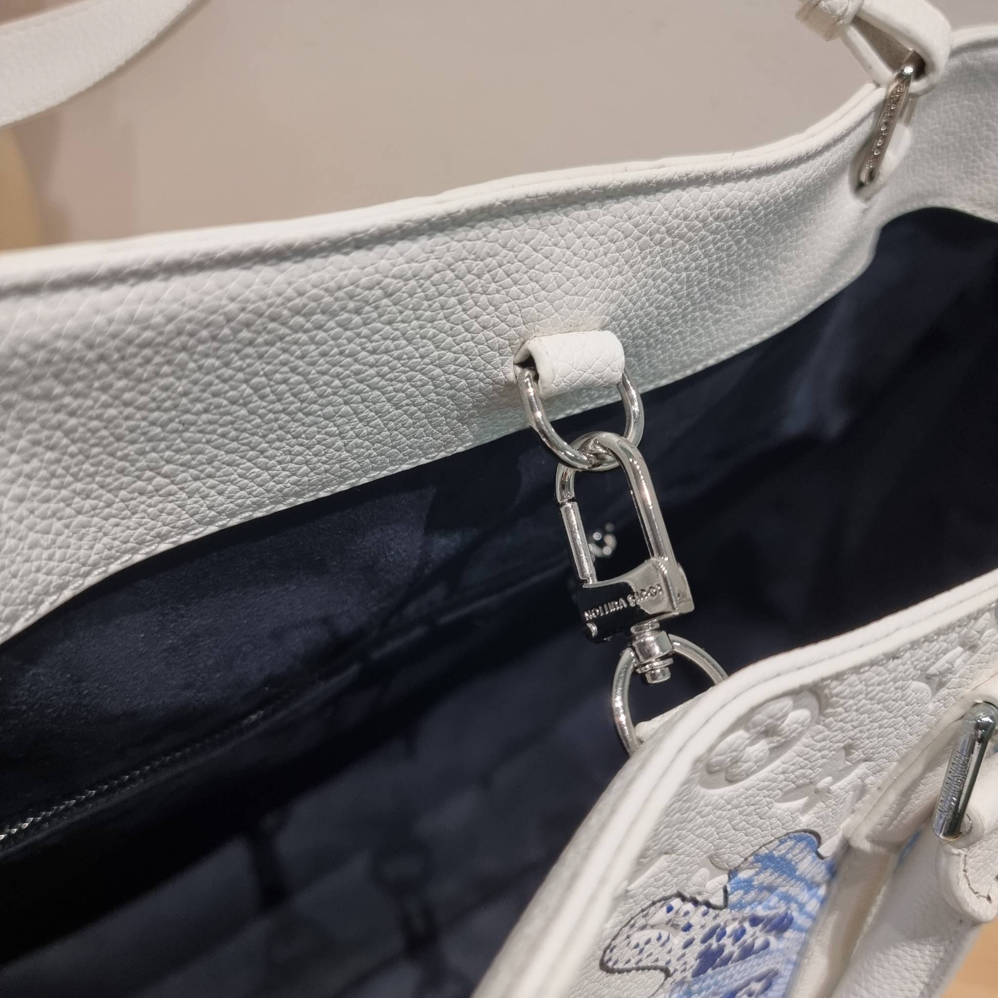 LV x YK Sac Plat 24H Bag Taurillon Monogram / LV × YK SAC CARRYALL TOTE ใหม่รับ summer สดใสฉีกทุกกฏ เพราะใช้ได้แบบยูนิเซ็กส์ กับกระเป๋าเดินทางมาในรูปแบบของทรงโท้ท ใบใหญ่ จุได้แบบจุกๆ ดีไซน์ลวดลายโดดเด่น