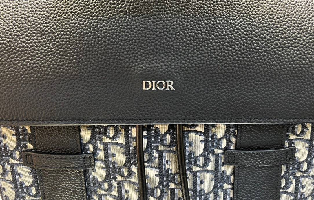 หนังแท้ CHRISTIAN DIOR MOTION BACKPACK Beige and Black Dior Oblique Jacquard and Black Grained Calfskin พร้อมส่งที่ไทย กระเป๋าเป้ใบใหญ่ จุของได้เยอะมาก ภายในโล่งกว้าง วัสดุหนังแท้และผ้าแจ็คการ์ดอย่างดีทั้งใบ เกรดเทพออริจินอลหนังแท้ทั้งใบ ภาพสินค้าถ่ายจากง