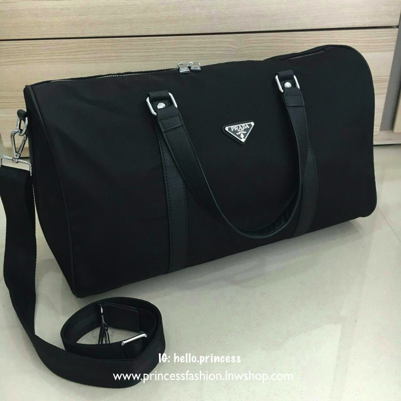 ของมันต้องมี♡ มาใหม่กับ กระเป๋าทรง Travel Bag ใส่ของได้เยอะมาก ไปต่างประเทศได้สบายคะ หมดห่วง *ผู้หญิงทุกคนต้องมี ตัวกระเป๋าทำจากผ้า Nylon อย่างดี สามารถกันน้ำได้ ทรงสวยมากคะ มีความอยู่ทรงในระดับนึงด้านหลังมีช่องซิป มาพร้อมอะไหล่เงิน ด้านในมีป้ายหนั