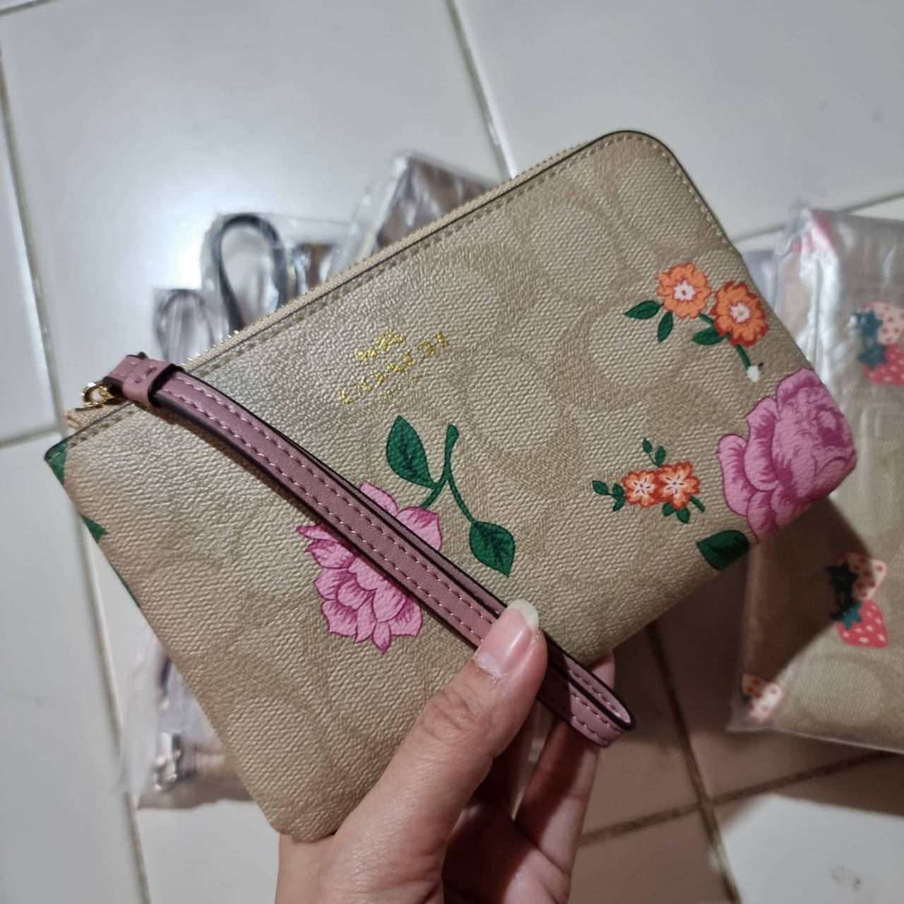 COACH 2972 CORNER ZIP WRISTLET IN SIGNATURE CANVAS WITH BUTTERFLY PRINT มาแล้วจ้า ไอเท็มสุดปัง!! ฮิตไม่เลิก!! พร้อมลวดลายสุดคิ้วท์ น่ารักน่าใช้ขึ้นไปอีก กระเป๋าคล้องมือ ขนาดเหมาะพกพา วัสดุหนังแคนวาส ภายในเป็นช่องโล่ง ใส่ธนบัตร หรือใส่บัตร ใส่เหรียญ ได้หมด