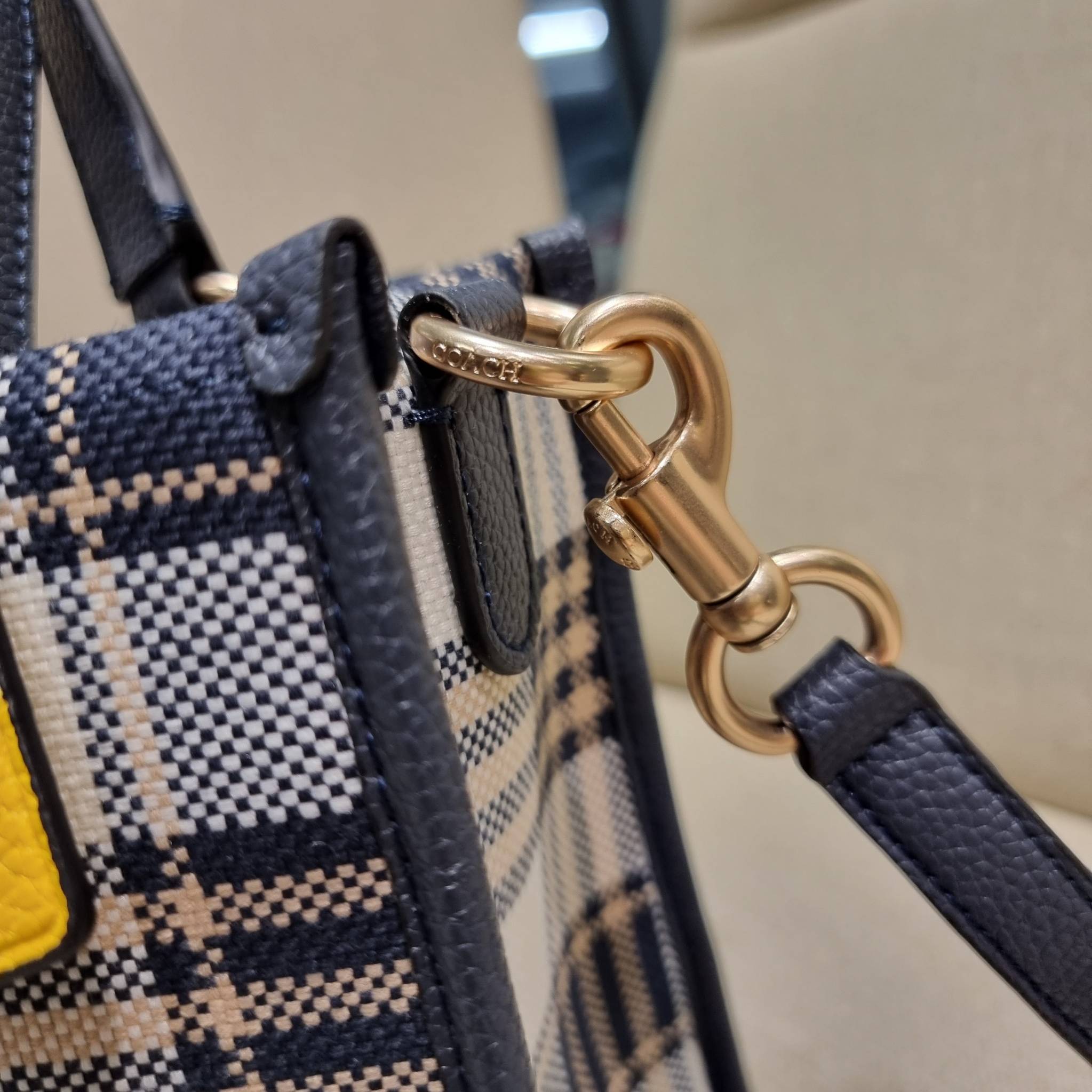 COACH C8198 DEMPSEY TOTE 22 WITH GARDEN PLAID PRINT AND COACH PATCH คอลใหม่สุดคิ้วท์ หวานๆใสๆ น่ารักชะมัด!! ดีไซน์ลายสก็อต เหมาะกับฟีลลิ่งปิคนิคเป็นที่สุด กระเป๋าทรงโท้ท ไซส์กำลังสวย ฟังก์ชั่นการใช้งานก็สะดวกที่สุด มีทั้งสายคล้องในตัว และสายครอสบอดี้ วัสด
