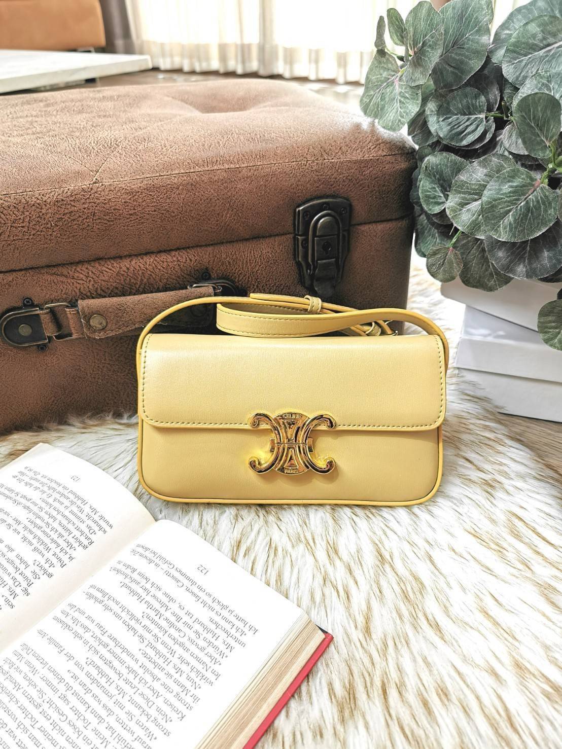 พรีเมี่ยมกิ๊ฟแท้ 100% 】CELINE TRIOMPHE SHOULDER BAG VIP GIFT WITH PURCHASE-GWP พรีเมี่ยมกิ๊ฟ Limited Edition จาก CELINE PERFUME DUTY FREE COUNTER วัสดุ TRIOMPHE & LEATHER ดีไซน์ยอดนิยมสไตล์สาว LISA