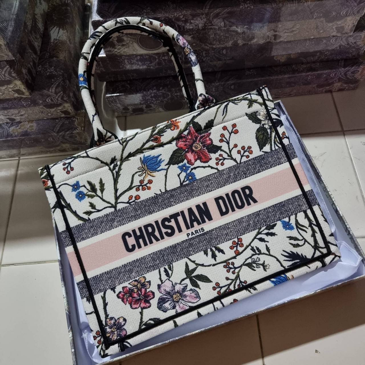 VIP 】HOT ARRIVAL!! DIOR CD SHOPPING BAG WITH GWP กระเป๋าทรงช้อปปิ้งใบใหญ่ จุใจ!! พรีเมี่ยมกิ๊ฟรุ่นดับเบิ้ลฮอต ดีไซน์คลาสสิควินเทจ สวยหรู วัสดุผ้าแคนวาสลายกราฟฟิค ภายในโล่งกว้างมากๆ ใส่ของจุสุดๆ โน้ตบุ้ค ไอแพด กระเป๋าสตางค์ มือถือ หรือเสื้อผ้ายังได้ สะพายค