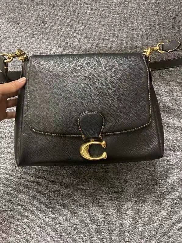 COACH Coated Canvas Signature May Shoulder Bag พร้อมส่งที่ไทย คัดงานคุณภาพ จัดเต็มมาให้ต่อนรับปีใหม่นี้ค่าา ✔️กระเป๋าหิ้ว//คล้องไหล่//สะพายข้างได้ ใบใหญ่ สุดคุ้ม! ✔️หนังแท้ชั้นดีที่สุด หนังหนานิ่ม รู้สึกได้ตอนสัมผัสค่ะ สวยมากๆ ✔️ด้านห