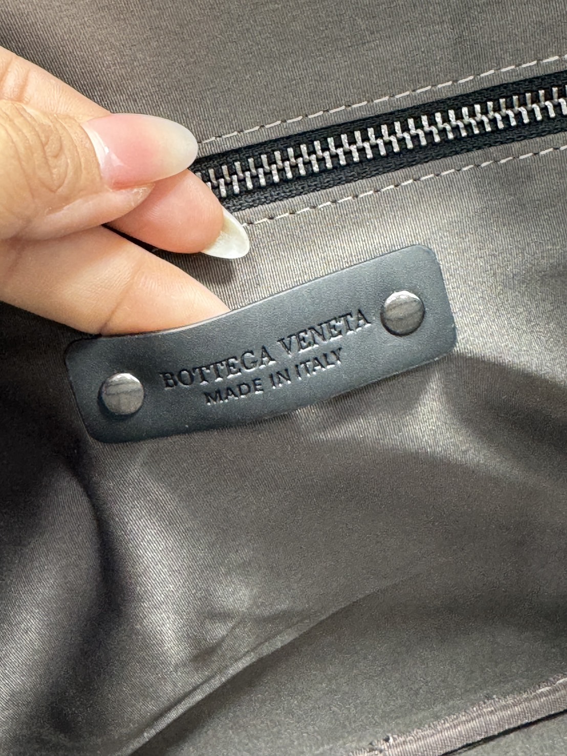 ORI หนังแท้ | Bottega Getaway Slim Intrecciato Leather Briefcase / Bottega Messenger Bag กระเป๋าใส่เอกสาร กระเป๋าทรงแมสเซ็นเจอร์ สวยเรียบหรูคลาสสิกเป็นเอกลักษณ์ โดดเด่นด้วยงานสานตาราง ดีไซน์เรียบง่าย แต่ดูแพง ไอเท็มสุดปัง!!