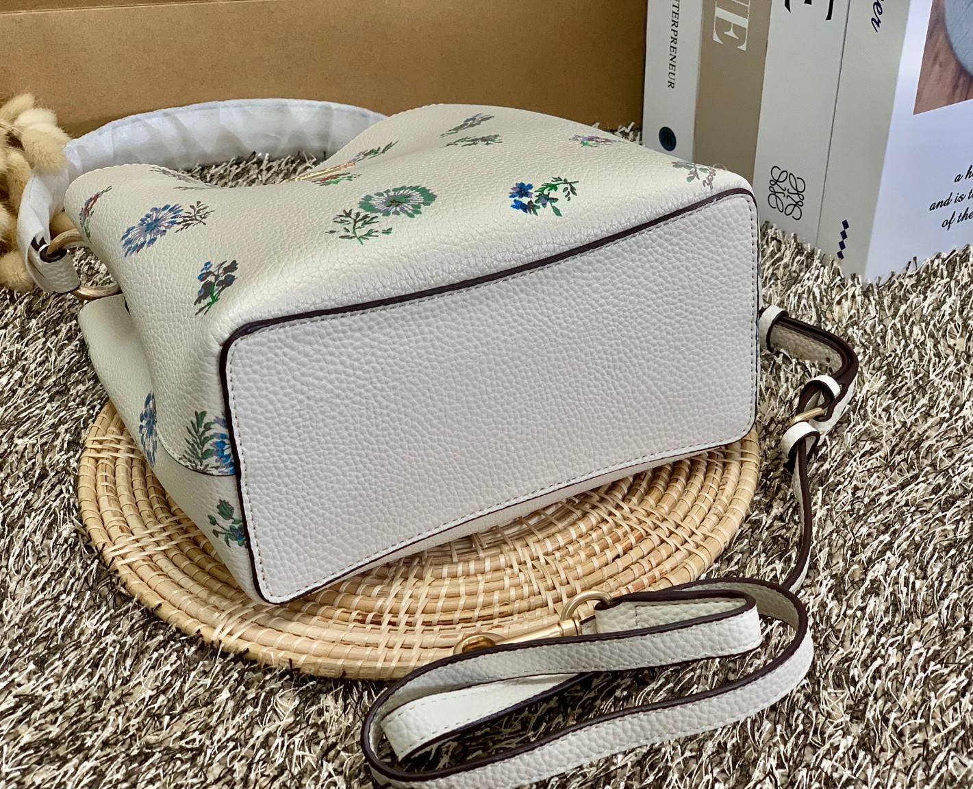 รุ่นฮิต รุ่นขายดี รุ่นที่สาวๆต้องมีค่ะ!! COACH SMALL TOWN BUCKET WITH DANDELION PRINT ((2310)) พร้อมส่งที่ไทยอีกครั้ง ห้ามพลาดค๊าาา😘 กระเป๋าทรงถัง หนังแท้ลายหนังสวยนิ่มอย่างดีค่ะ!
