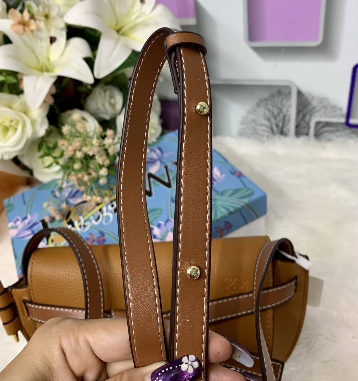 LOEWE Small Leather Gate Crossbody Bag VIP GIFT WITH PURCHASE (GWP) กระเป๋าถือหรือสะพาย Limited จาก LOEWE DUTYFREE COUNTER วัสดุ Canvas & Leather Calfskin หนังแท้ รูปทรงทันสมัย น้ำหนักเบามากค่ะ มาพร้อมสายสะพายยาวสามารถปรับระดับได้ เป็นอีกหนึ่งรุ่นฮิตกันมา