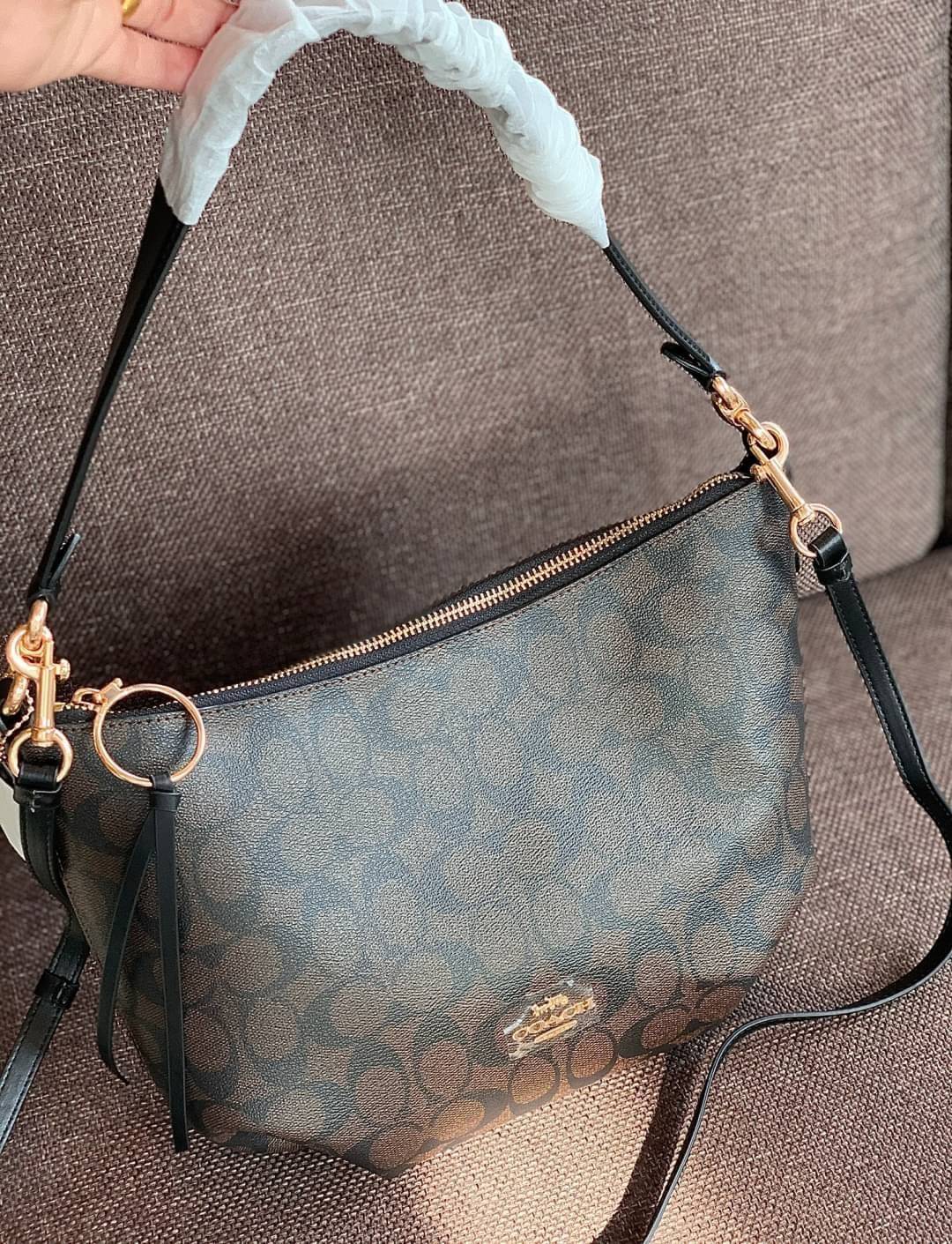 OUTLET 】ปรับราคาลง ได้ไปไม่ผิดหวังแน่นอนจ้าา💥 Coach Pebble Leather Small Skylar Hobo Shoulder Bag((90738)) พร้อมส่งที่ไทย ล่าสุด! กระเป๋าหิ้ว//สะพายข้างได้ ทรงน่ารัก ละมุน หนังแท้ หนังนิ่มมือดีมาก หลงรักแน่นอนค่าา! เปิดปิดกระเป๋าแบบซิปมีพู่ห้อย ใช