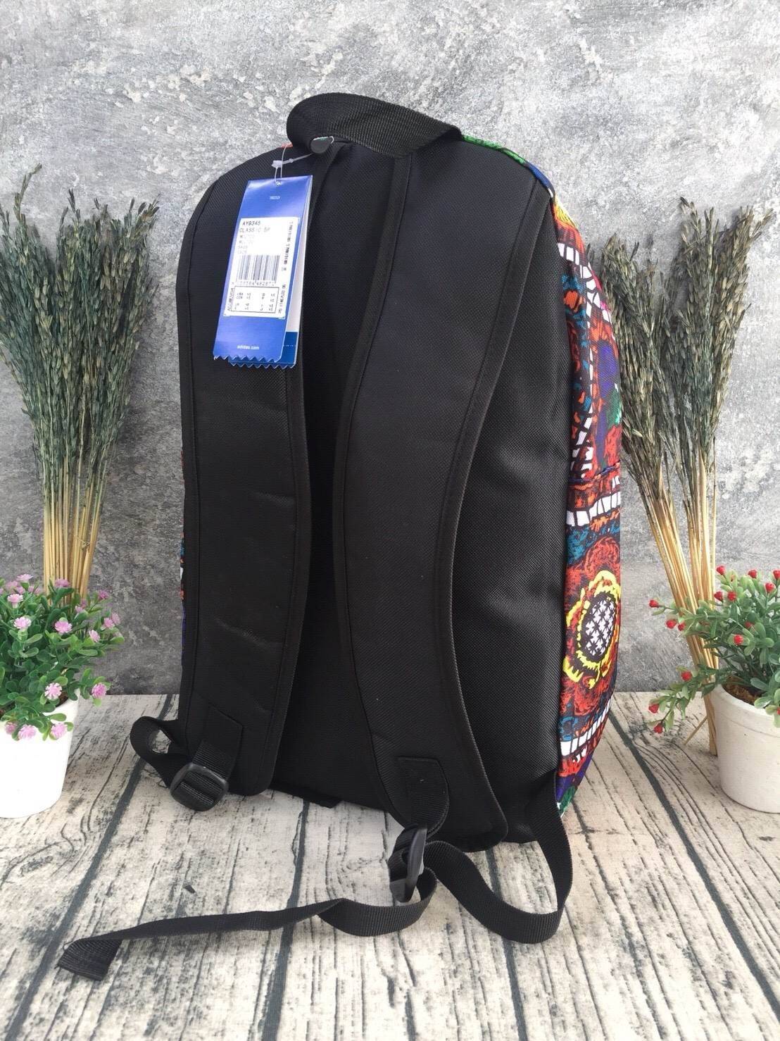 ADIDAS WOMEN ORIGINALS CROCHITA CLASSIC BACKPACK กระเป๋าเป้ แบบใหม่ล่าสุด พิมพ์ลายคลาสสิค ใช้เป็นกระเป๋านักเรียน หรือเป้กีฬาได้ ช่องใส่ของใหญ่แยกช่องสำหรับใส่หนังสือ และมีช่องหน้าใส่ของจุกจิก รูปแบบสวยทันสมัย ใช้ได้ทั้งชาย-หญิง วัสดุคุณภาพดี กันน้ำได้