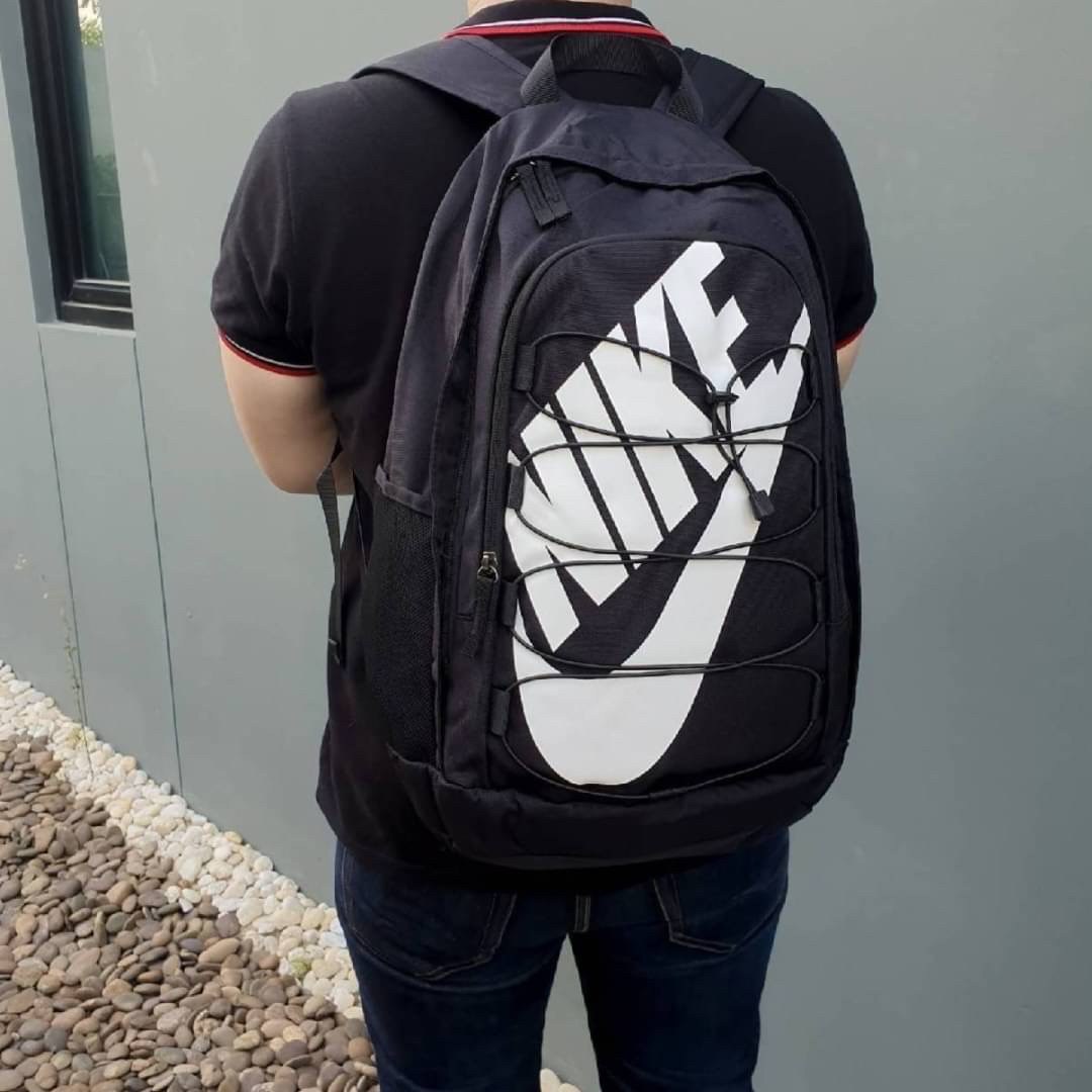 กระเป๋าเป้ใบใหญ่ Nike อะไหล่สีดำด้านหน้ามีโลโก้แบรนด์สีดำทั้งใบ ด้านหน้ามีช่องซิปใหญ่จุของได้เยอะมาก