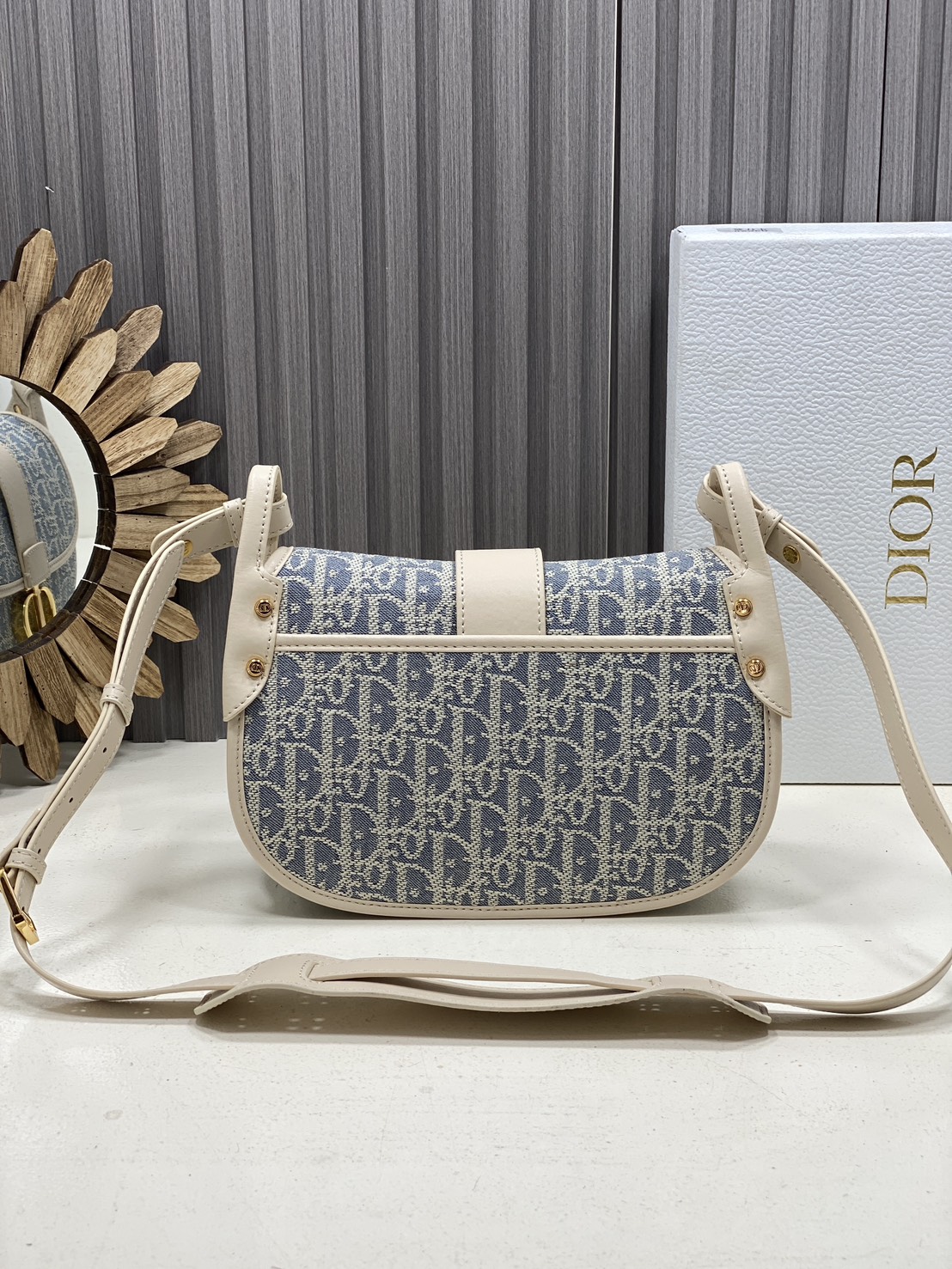ORI หนังแท้ | DIOR Satchel Medium 30 Montaigne Dior Oblique jacquard fabric กระเป๋าสะพายไอเทมใหม่ประจำ Fall 2025 ยกระดับไลน์ 30 Montaigne ด้วยดีไซน์แบบแคชชวลที่เสริมด้วยรายละเอียดสุดประณีตบรรจง จากผ้าแจ็กการ์ดลาย