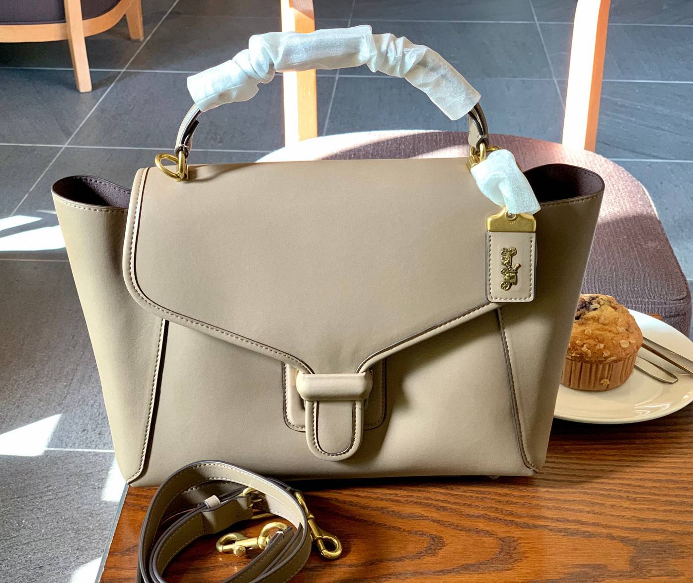 COACH COURIER CARRYALL 23 IN COLORBLOCK SIGNATURE CANVAS พร้อมส่ง 7 แบบ พร้อมส่ง ลุคดูไฮสุดๆค่ะ! กระเป๋าสะพายหนังหรูหราและคลาสสิค หนังแท้ชั้นดีที่สุด น้ำหนักเบา หนังสวยมากก สัมผัสแล้วหลงรักแน่นอนจ้าา😘