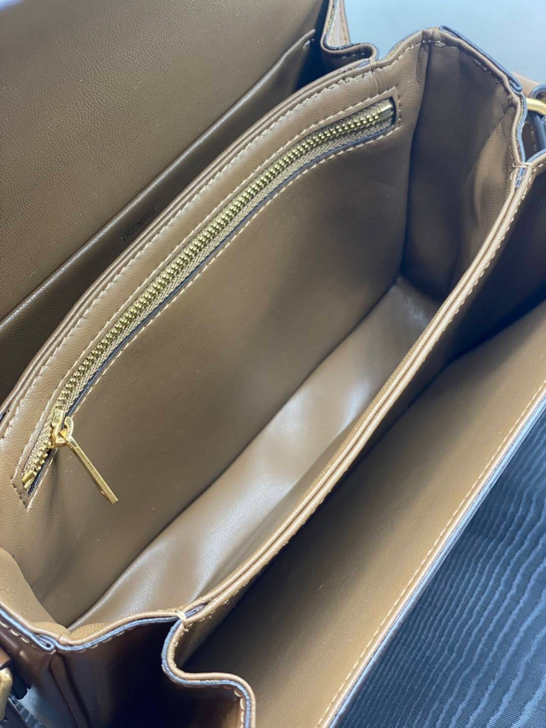 หนังแท้ CELINE TRIOMPHE CROSSBODY BAG ดีไซน์ยอดนิยมสไตล์สาว LISA ทรงสี่เหลี่ยมหนังสวยหรูอยู่ทรงเปิดปิดด้วยฝาปิดโลโก้แบรนด์อะไหล่ทอง ภายในมีช่องหลัก ช่องย่อย และช่องซิป สามารถใส่มือถือของใช้จุกจิกได้เยอะ มาพร้อมสายสะพายหนังยาวปรับระดับได้ จะสะพายไหล่ CROSS