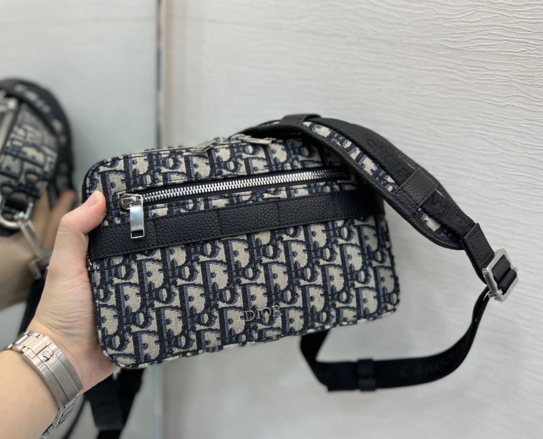 หนังแท้ DIOR SAFARI MESSENGER BAG / Dior crossbody Beige and Black Dior Oblique Jacquard พร้อมส่งที่ไทย งานหนังแท้และผ้าแจ็คการ์ดเกรดออริจินอล ภาพสินค้าถ่ายจากงานขายจริง ใช้งานต่างประเทศได้
