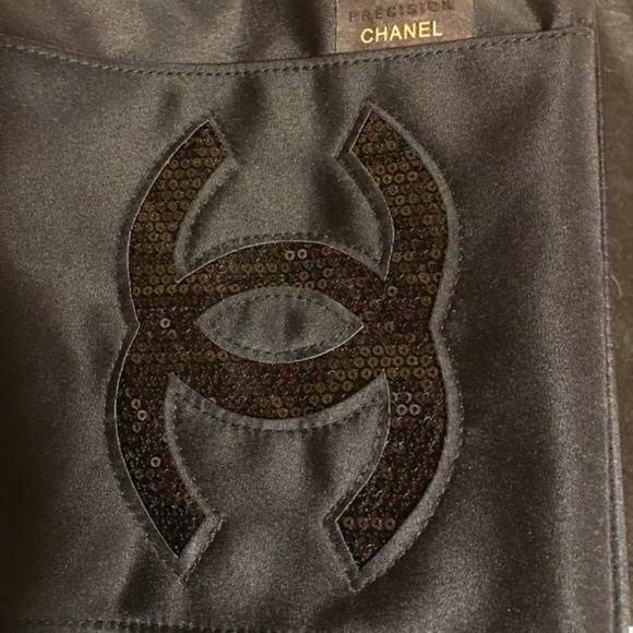 CHANEL New Black Sequins Bucket Bag กระเป๋าฟรีเมี่ยมชาแนลทรงขนมจีบหูรูด ปากกระเป๋าปิดด้วยแม่เหล็กดู ใช้แบบถือหรือสะพายข้างก็ได้ค่ะ ภายในมีช่องซิปเล็กไว้แยกเก็บของจุกจิก สายถอดออกและปรับระดับได้ค่ะ ผ้าสีดำปักเลื่อมโลโก้แบรนด์ สวยงามมากๆ ใช้ได้หลายโอกาส