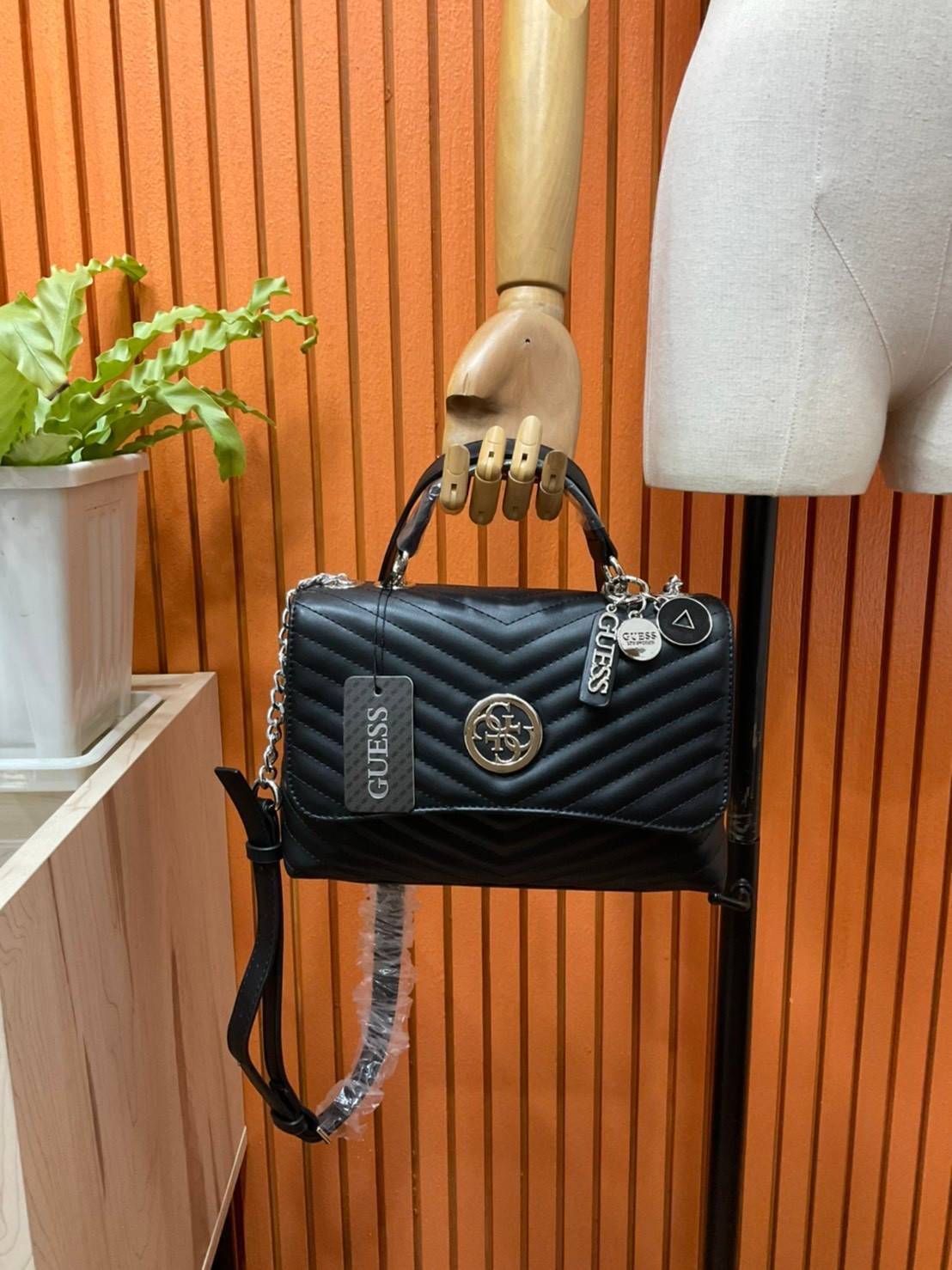 ของแท้ 💯% 】GUESS BLAKELY TOP HANDLE FLAP BAG กระเป๋สะพายรุ่นใหม่ล่าสุด รุ่นยอดนิยมสวยอยู่ทรง วัสดุหนังนิ่ม น้ำหนักเบา มีฐานกว้างตั้งอยู่ทรง ด้านหน้าประดับด้วยโลโก้แบรนด์สวยโดดเด่น