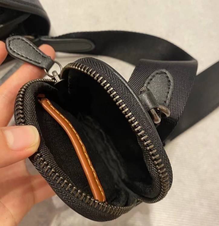 Coach C2600 Classic Logo Canvas Charter / COACH CHARTER NORTH/SOUTH CROSSBODY WITH HYBRID POUCH IN SIGNATURE CANVAS กลับมาเอาใจหนุ่มๆกันอีกครั้ง!! หล่อได้ไม่ซ้ำใคร กับไอเท็มสุดหรู กระเป๋าสะพายข้างรุ่นนี้ ดีไซน์ทรงกล่อง เรียบหรู วัสดุหนังแคนวาสสลับหนังแท้ 