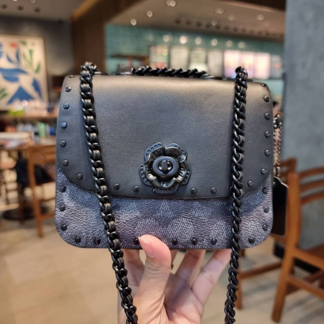COACH C2462 MADISON SHOULDER BAG 16 IN SIGNATURE CANVAS WITH RIVETS กระเป๋าสะพายข้าง ไซส์กะทัดรัด พกพาง่าย น้ำหนักเบา ดีไซน์สวย โดดเด่นด้วยตัวล็อครูปดอกไม้ สีสันตกแต่งตัดกันกับลายซีอย่างลงตัว วัสดุหนังแคนวาสเคลือบลาย ภายในแบ่งสัดส่วนให้อย่างดี มาพร้อมสายส