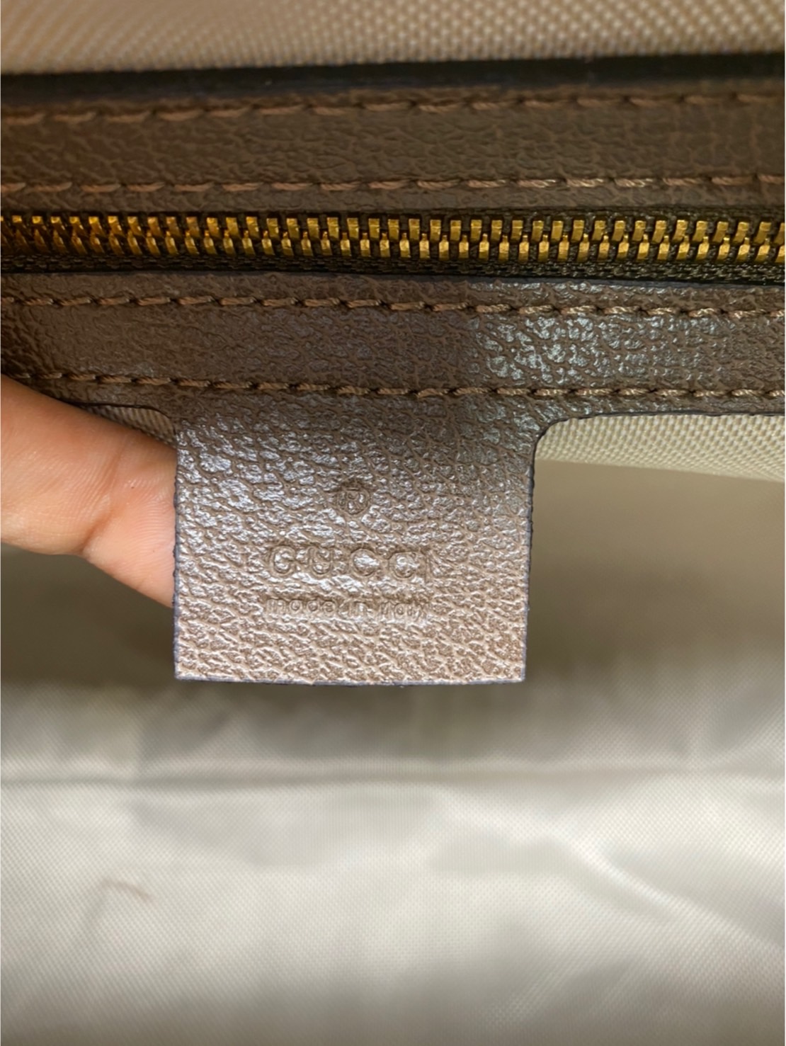 หนังแท้ Gucci keepall Ophidia GG medium carry-on duffle กระเป๋าใบใหญ่จุใจ ใส่สัมภาระขึ้นเครื่องเดินทางได้ ใส่เสื้อผ้า รองเท้า เอกสาร A4 iPad Notebookได้ หูจับแข็งแรง สายสะพายยาวถอดออกได้ สะพายไหล่หรือ Crossbody ก็ดูดี ใช้ได้ทั้งชายหญิง ภาพถ่ายสินค้าจริง ไ