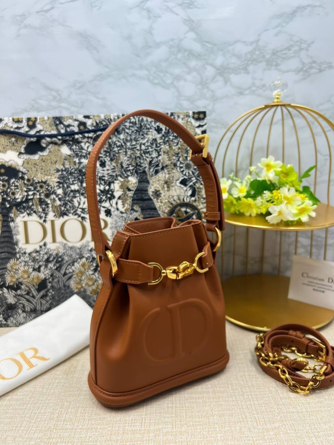 DIOR SMALL C'EST 17 cm / Dior bucket bag รุ่นใหม่สวยหรู ดูแพงมากค่ะ กระเป๋าสะพายบัคเก็ต รูปทรงคลาสสิค ใช้งานง่ายภายในโล่งกว้างมาก สวยมาก ควรมีค่า