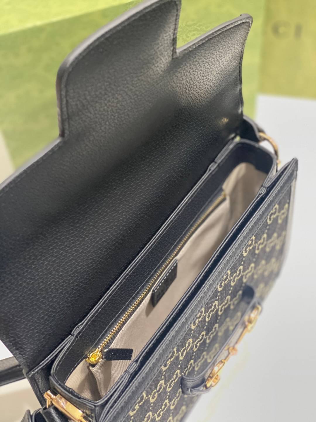 GUCCI Horsebit 1955 shoulder bag กระเป๋าสะพายสุดหรู ผ้า GG เดนิมแจ็คการ์ด ดีไซน์ร่วมสมัยผ่านการออกแบบใหม่ด้วยผ้าเดนิม ถ่ายทอดความรู้สึกเกี่ยวกับการละทิ้งกฎเกณฑ์เดิมๆ ของแฟชั่นผ่านการออกแบบ โดยแบรนด์ถ่ายทอดแนวคิดที่ว่าชิ้นงานควรอยู่เหนือกาลเวลา