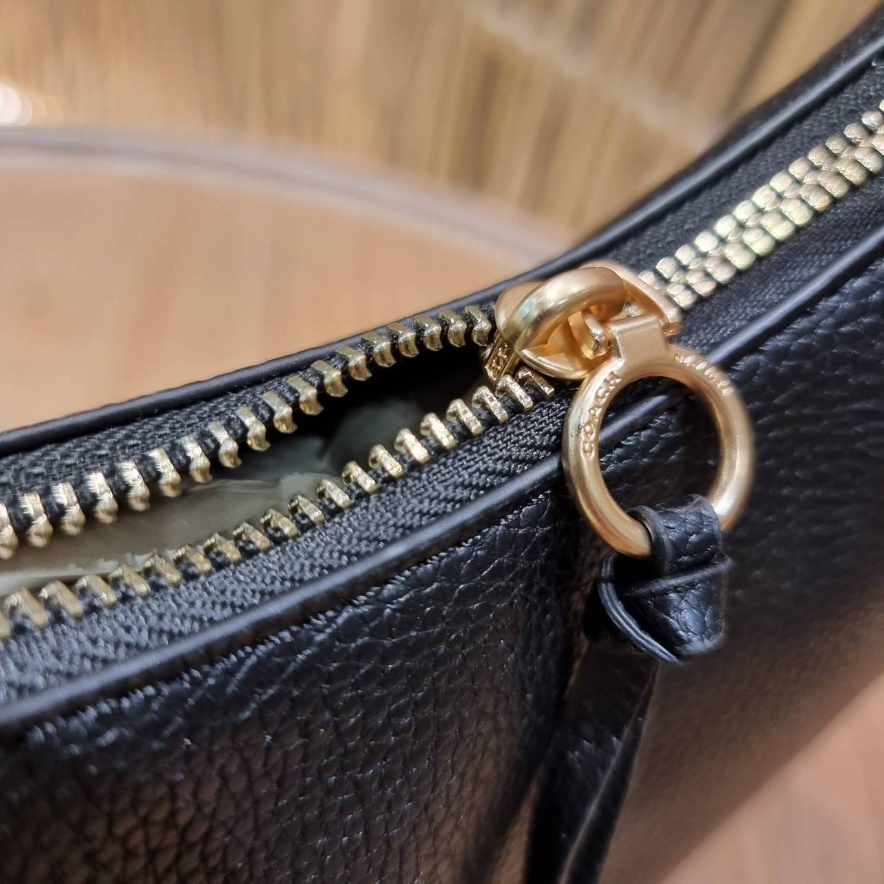 COACH C4108 BAILEY HOBO WITH WHIPSTITCH BEST SELLER ต้องมา!! กระเป๋าทรงโฮโบ ดีไซน์หรูหรา แมชท์ง่ายกับทุกไลฟ์สไตล์ วัสดุหนัง pepble หนังนิ่มสวย เปิด-ปิดด้วยซิปรูดใช้งานง่าย ภายในโล่งกว้าง สายคล้องสะพายไหล่ มีดีเทลน่ารักน่าใช้ ใช้งานสะดวกและง่ายต่อการใช้ชีว