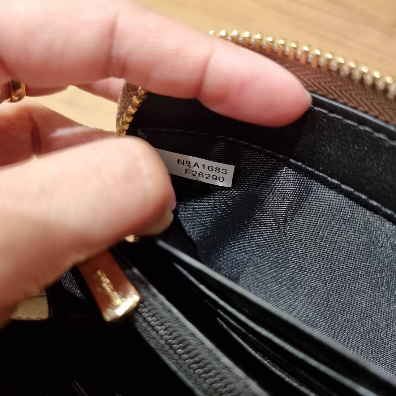 COACH ACCORDION ZIP WALLET IN SIGNATURE CANVAS WITH PRAIRIE ROSE / JUMBO FLORAL / CAMO ROSE FLORAL / MEDLEY BOUQUET PRINT ((F31572/F39189/F26290/F2859)) สวยคลาสสิคไม่มีใครเกิน!! กระเป๋าสตางค์ใบยาว ลวดลายสวย สีสันโดดเด่น วัสดุหนังแคนวาสเคลือบ เปิด-ปิดด้วยซ