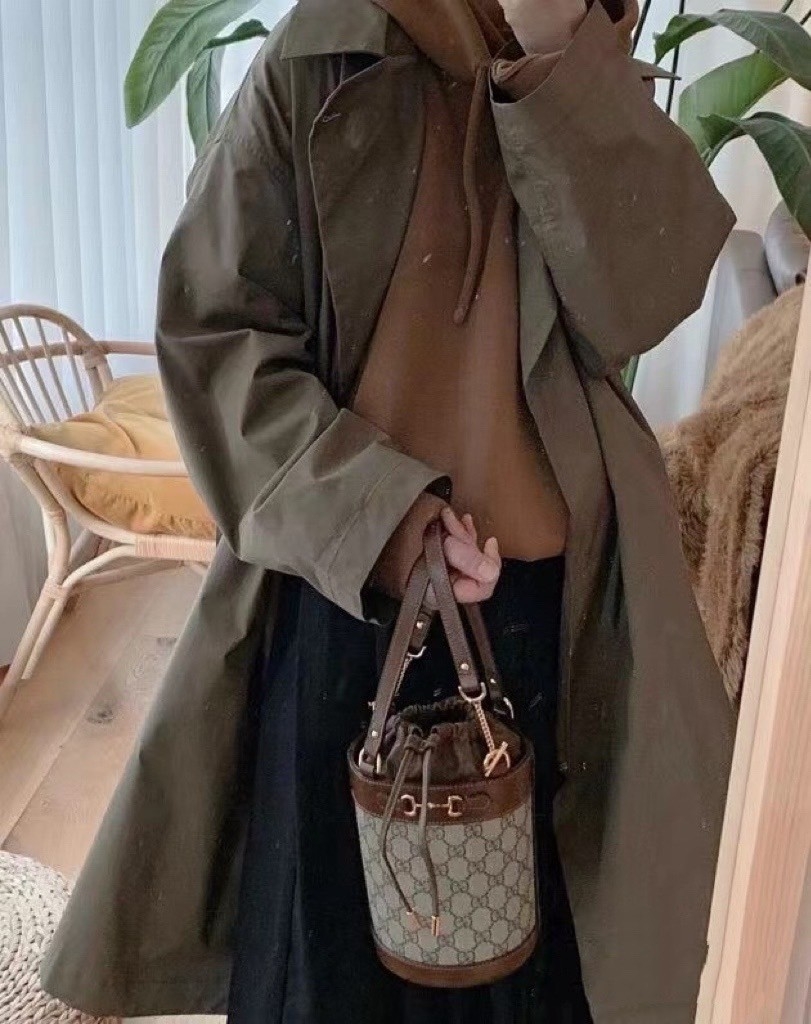 VIP 】Gucci Horsebit Gift Bag กระเป๋าสะพายข้าง Premiumgift วัสดุหนังแท้ เปิด-ปิด ด้วยกระดุมแม่เหล็ก ด้านในโล่ง ใส่ตังค์ ใส่โทรศัพท์ Iphone+ ได้ สายยาวปรับระดับได้ Crossbody ได้ น้ำหนักเบา มาพร้อมกล่องแบรนด์ สวยหรูดูแพง จะซื้อใช้เองหรือเป็นของขวัญก็เหมาะ ได