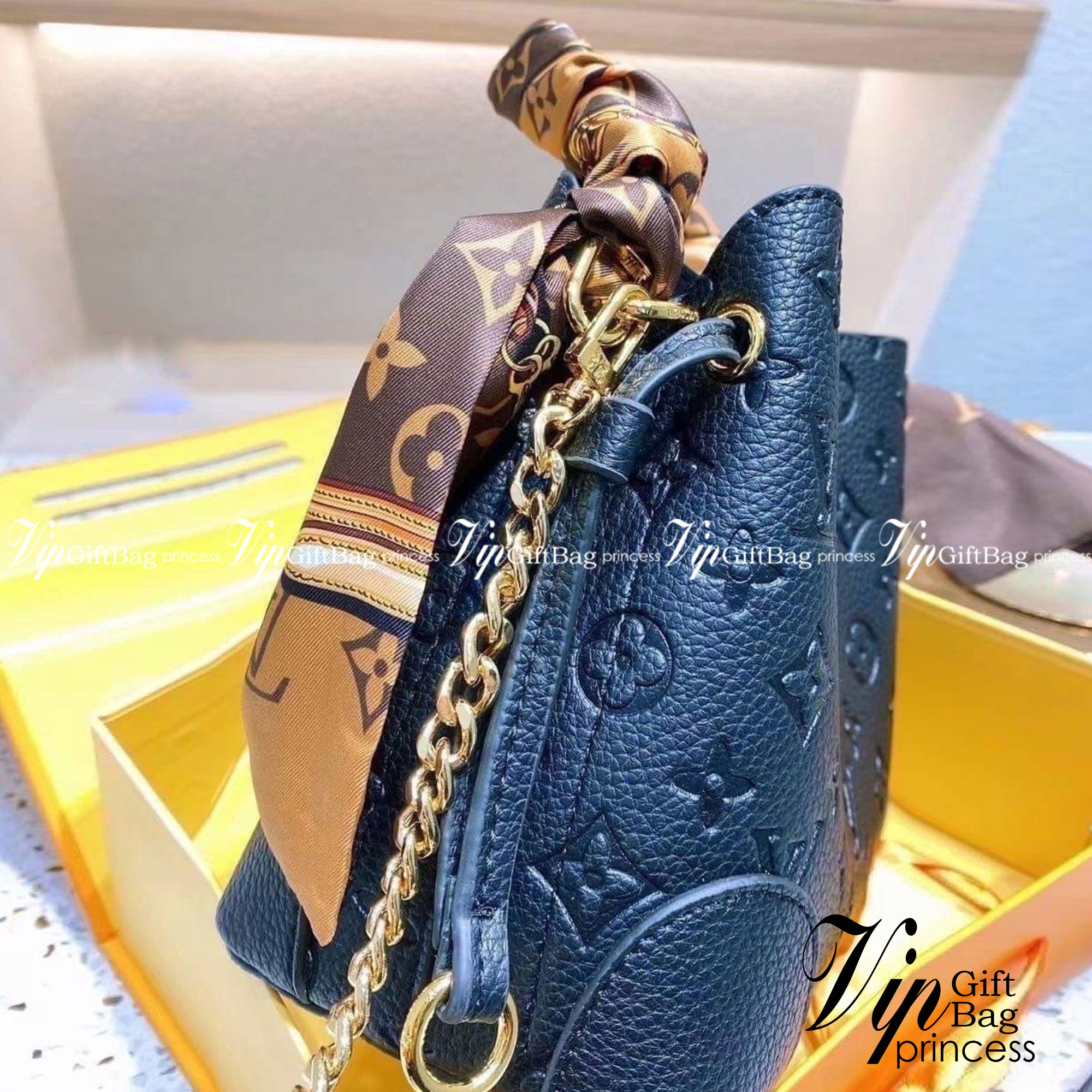 LV NeoNoe Beloved Monogram กระเป๋าสะพายทรงหรูหรา มีสไตล์ เป็นเอกลักษณ์ลงตัวสมบูรณ์แบบ จุของได้เยอะมาก งานปั้มลายโมโนแกรมเต็มใบ ใบจริงสวยมากกกก ได้สวยก่อนใคร ต้องจัดแล้วจ้า พร้อมส่งความสวยที่นี่ ที่เดียว!!