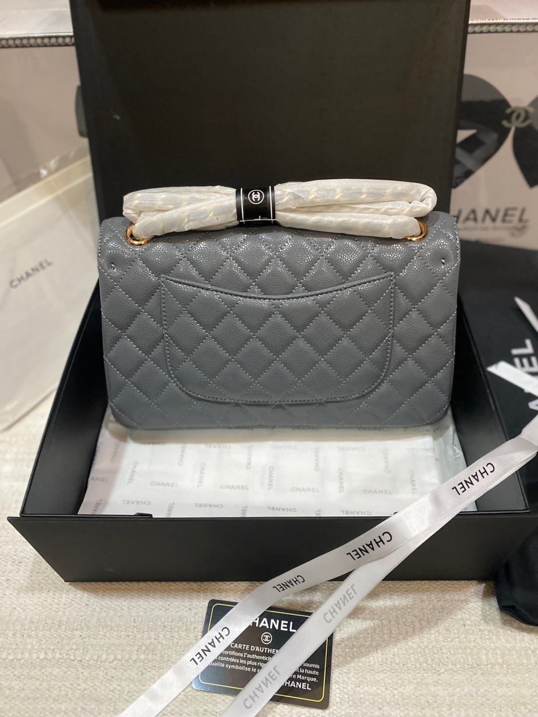 CHANEL Classic Medium Flap Bag กระเป๋าสะพายคลาสสิกรุ่นยอดนิยมตลอดกาล ดีไซน์เรียบหรูหราขับผิว งานหนังแท้สวยมาก มีอะไหล่เงินและทอง สุดยอดเดอะเบสท์ไอเท็ม