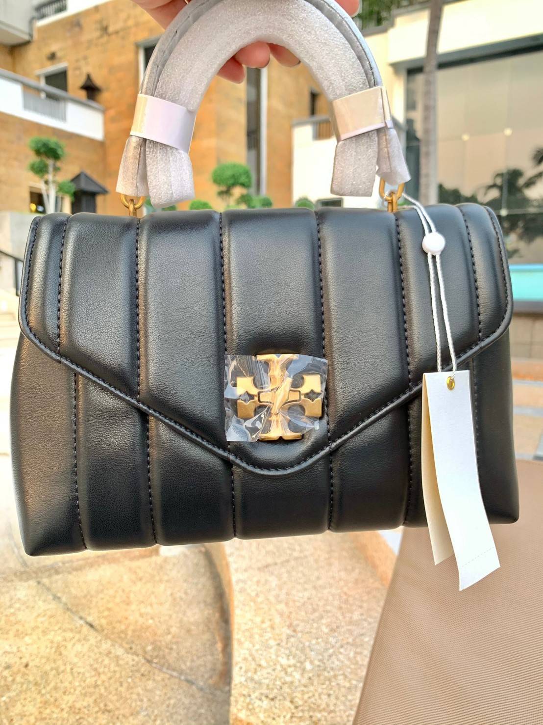 TORY BURCH KIRA QUILTED SMALL BAG พร้อมส่งที่ไทย ไม่ผิดหวังแน่นอนค่ะ! กระเป๋าหิ้วหรือสะพายข้างได้ วัสดุหนังแกะแท้ทั้งใบ ((หนังแกะจะมีคุณภาพดีเงานิ่มและแพงกว่าหนังวัวจ้า)) หนังนิ่มสวยงามมากๆค่ะ เปิดปิดกระเป๋าแบบหมุนล็อคแบบโลโก้แบรนด์ ใช้อะไหล่คลาสสิคดูหรูเ